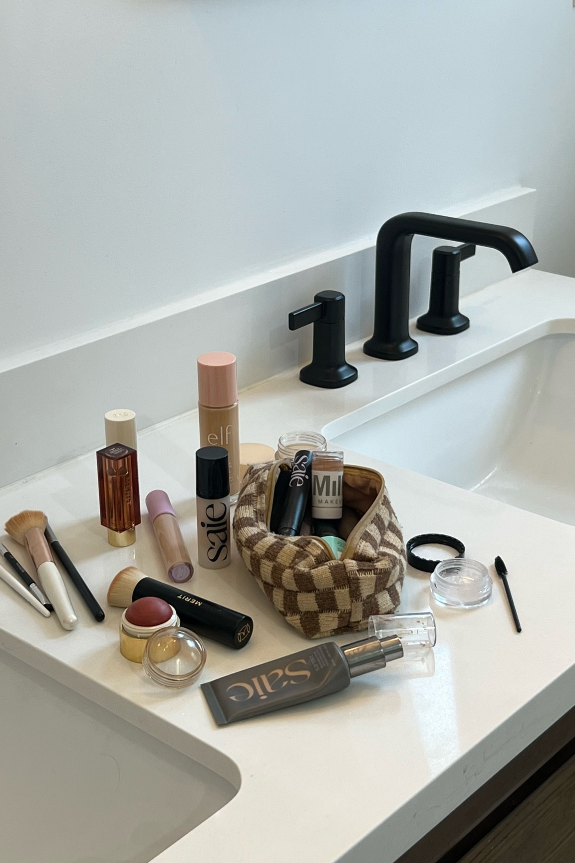 Realistic everyday “no makeup” makeup using *mostly* clean beauty products ✨

I have one of those faces that’s easily overwhelmed by too much makeup so I try to stick to hydrating, buildable products (that don’t break me out)—

@saiebeauty slip tint in three
@elfcosmetics halo glow in 2 fair/light
@tower28beauty swipe concealer in DTLA (the shade is a little too cool toned for me but love this formula)
@milkmakeup matte cream bronzer in baked
@elfcosmetics brow lift
@merit flush balm in persimmon
@nyxcosmetics dewy setting spray
@merit signature lip in tiger
@laneige_us lip sleeping mask in vanilla
@primallypure dry shampoo for dark locks ‘15yasmeen’ for 15% off

All products + baby carrier linked 🤎

-

#realisticgrwm #grwmpostpartum #4monthsold #babywearing #babywearingmom #cleanbeauty #nomakeupmakeup #everydaymakeup