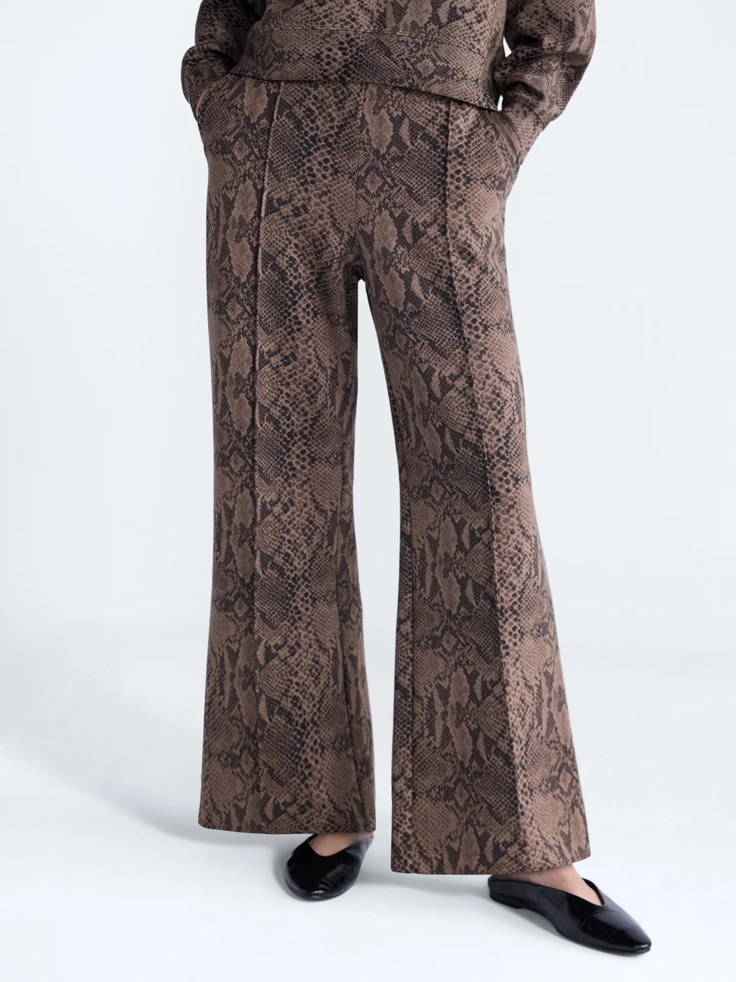 Scoop Women's and Women's Plus Scubaknit Seamed Pants, Regular, Short Lengths, Sizes XS-4X | Walmart (US)