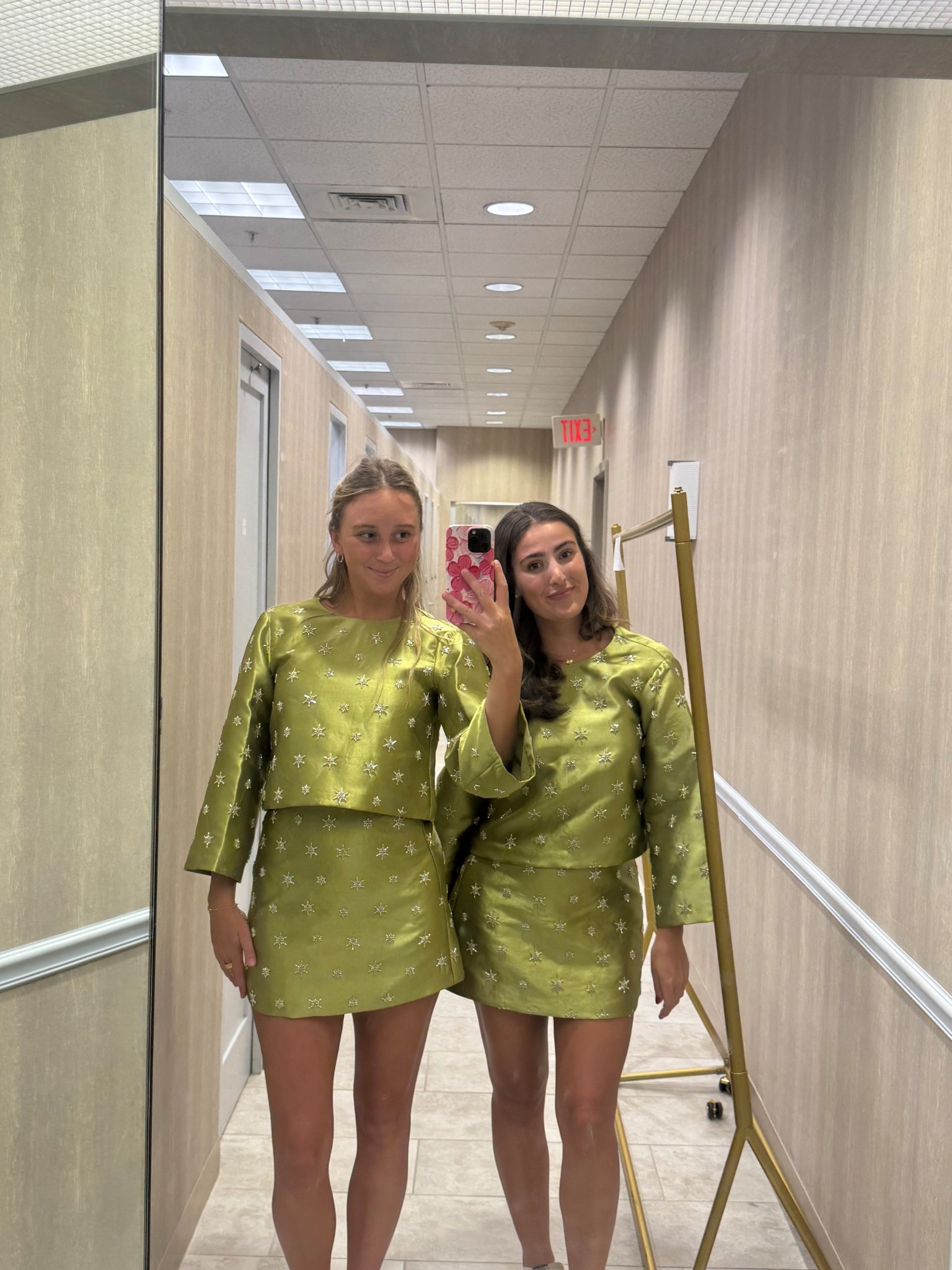 Shop our set!

#LTKStyleTip #LTKSeasonal #LTKFindsUnder100