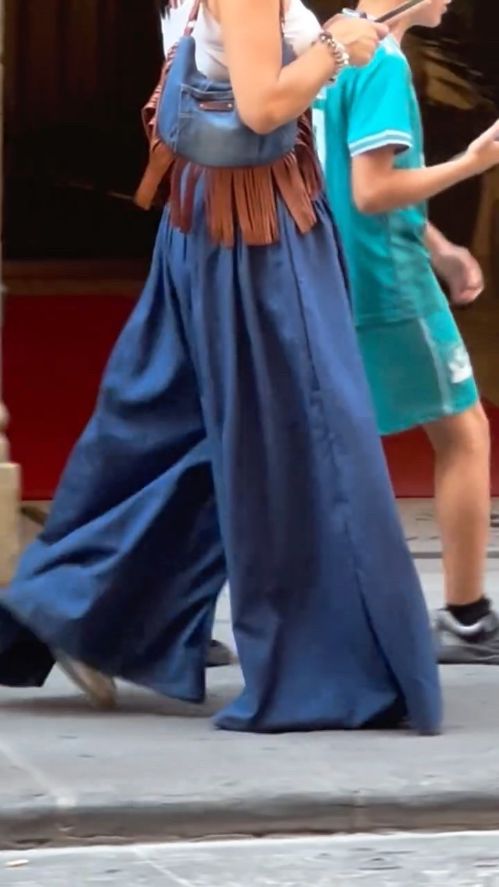 Wide-leg pants have expanded to almost skirt-like proportions and some Italian women are embracing them full on.

Do you love the ultra wide-leg pants trend?