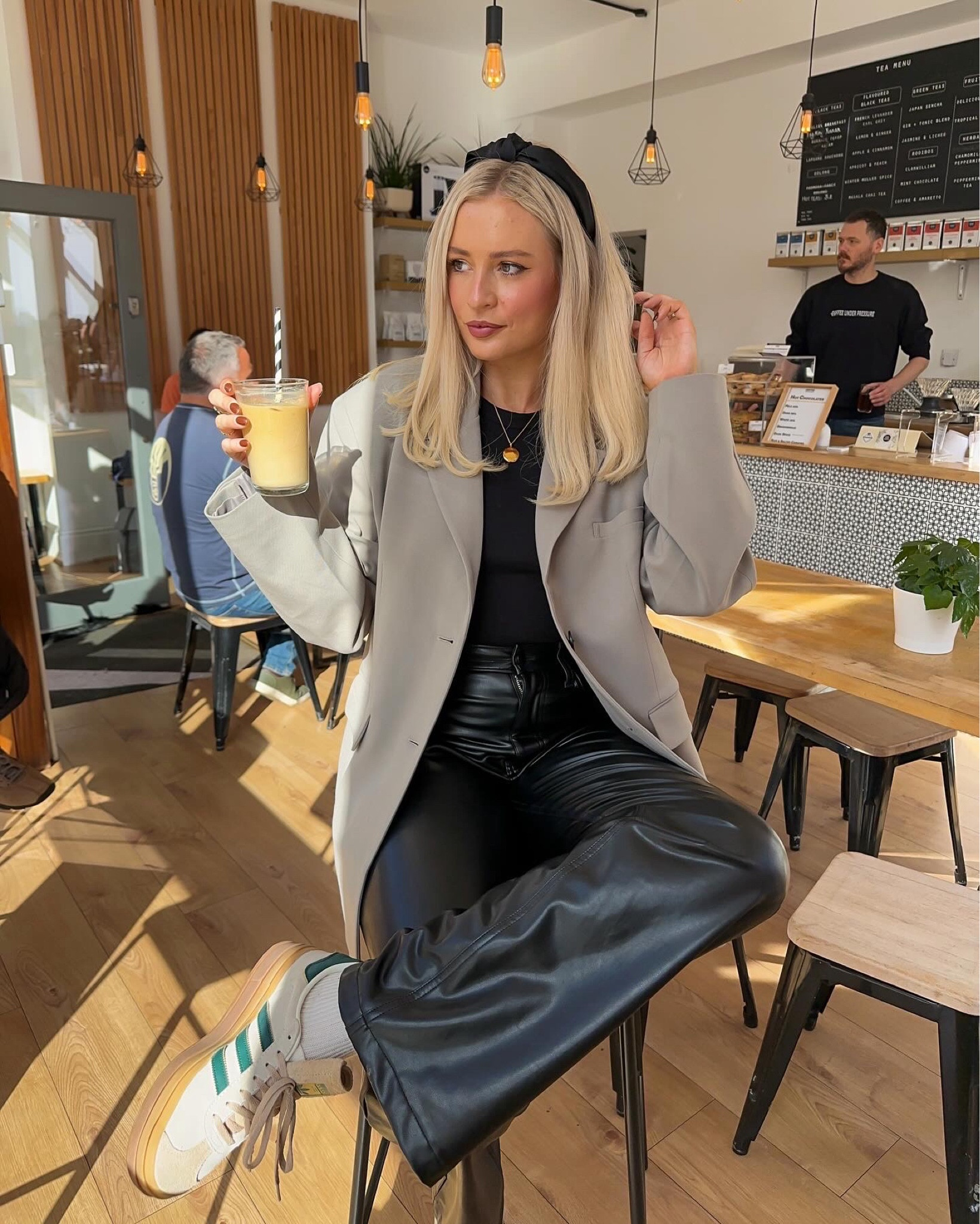 Sunday coffee date 🖤

#blazer #gazelles #autumnoutfit #casualoutfit
