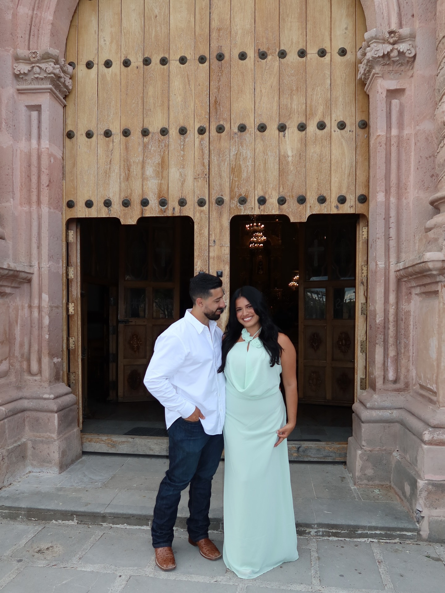 The wedding of the year! ✨ I wish we could replay this night all over again. 🥹🤍

#teocaltiche #jaliscoesmexico #familywedding #familytrips #familiamexicana #latinacontentcreator