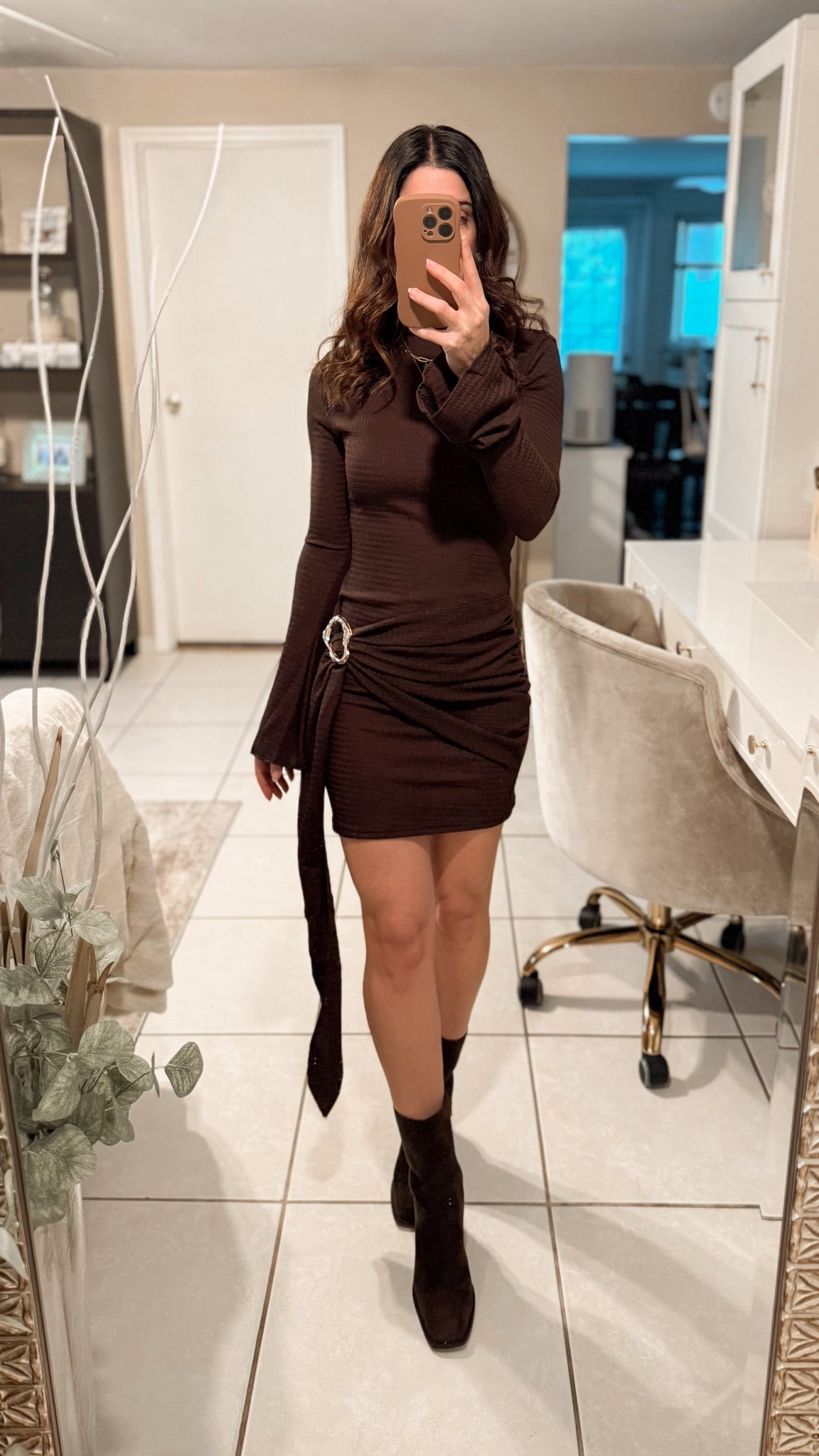 Such a cute, form fitting, mini, long sleeve brown dress. I love the little gold belt detail. Paired it with some ankle boots. 🤎



#LTKPetite