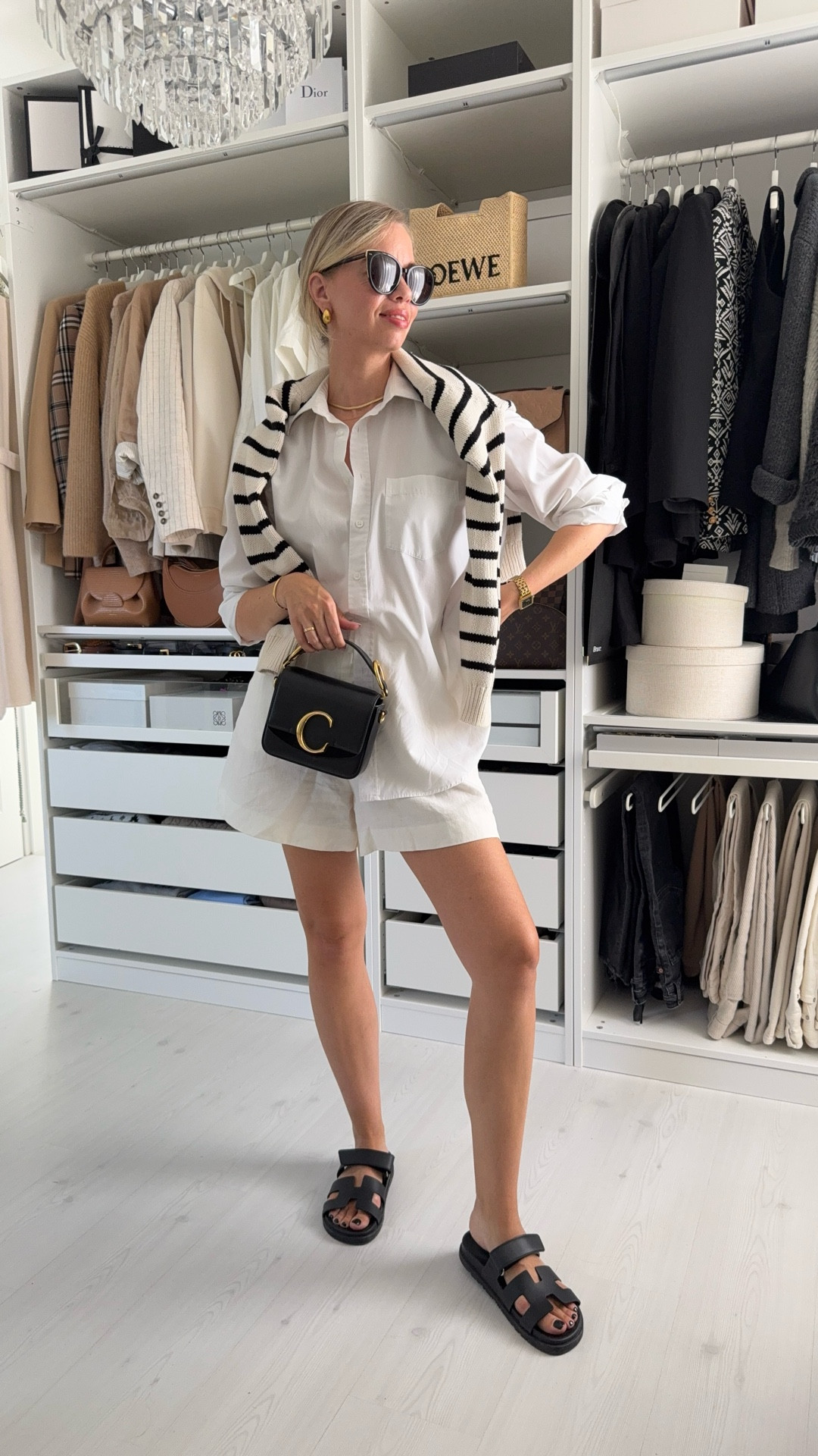 Lasst uns dieses Pinterest Outfit nachstylen! 🖤🍨
🔗Alles wie immer auf meinem LTK verlinkt! 

Weiße Leinen-Shorts, lockeres Hemd, Streifenpullover über die Schultern, Chypre Sandalen & die perfekte Mini Bag – clean, chic & effortless. Genau mein Vibe!

Brauchen wir noch schwarze Flip Flops für einen etwas filigraneren Style? 😁

💡Speichert euch den Look als Outfit-Inspo für die nächsten warmen Tage & markier jemanden der diesen Style auch feiert! 

Würdet ihrs genau so tragen?

#pinterestoutfit #sommerstyle #sommeroutfit #capsulewardrobe #ootddeutschland #stylinginspo #officeoutfit #smartcasualstyle #cleanstyle #basicsliebe #pintereststyle #minimalchic #stilvoll #workwear

#LTKdeutschland #LTKeurope #LTKsummer