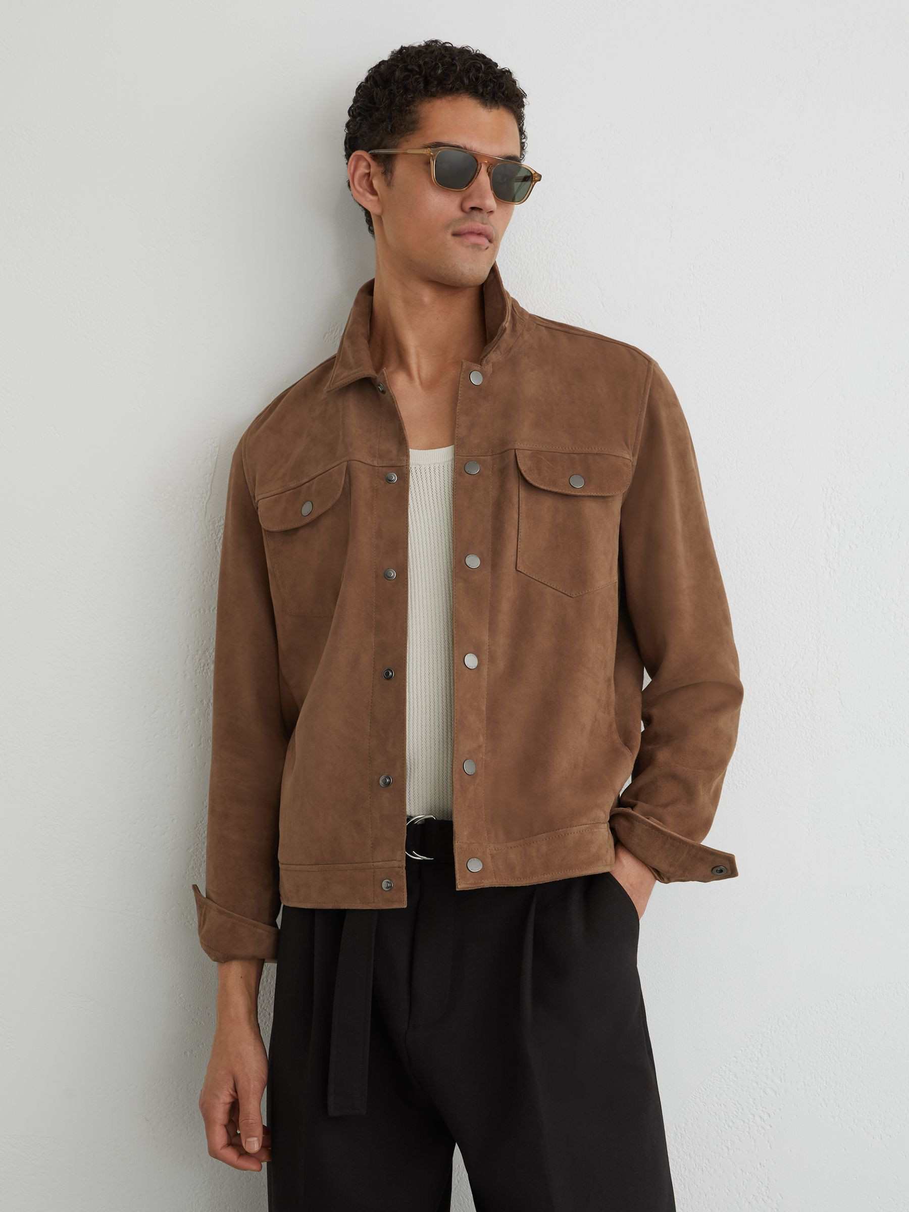 Wildlederjacke mit Druckknöpfen und zwei Taschen in Pilzbraun | Reiss DE