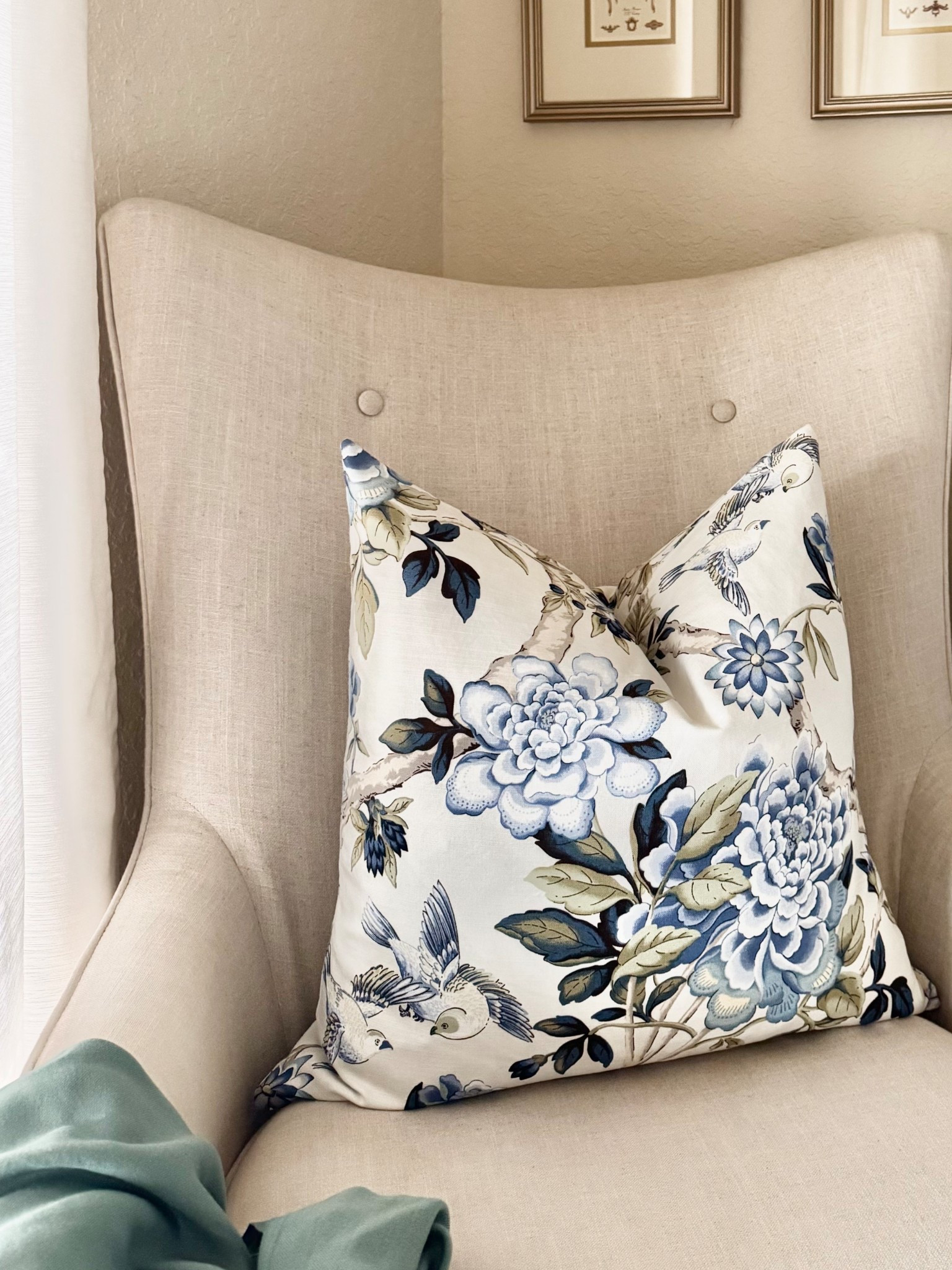 Beautiful floral throw pillow covers! Perfect for Spring!🩵🤍