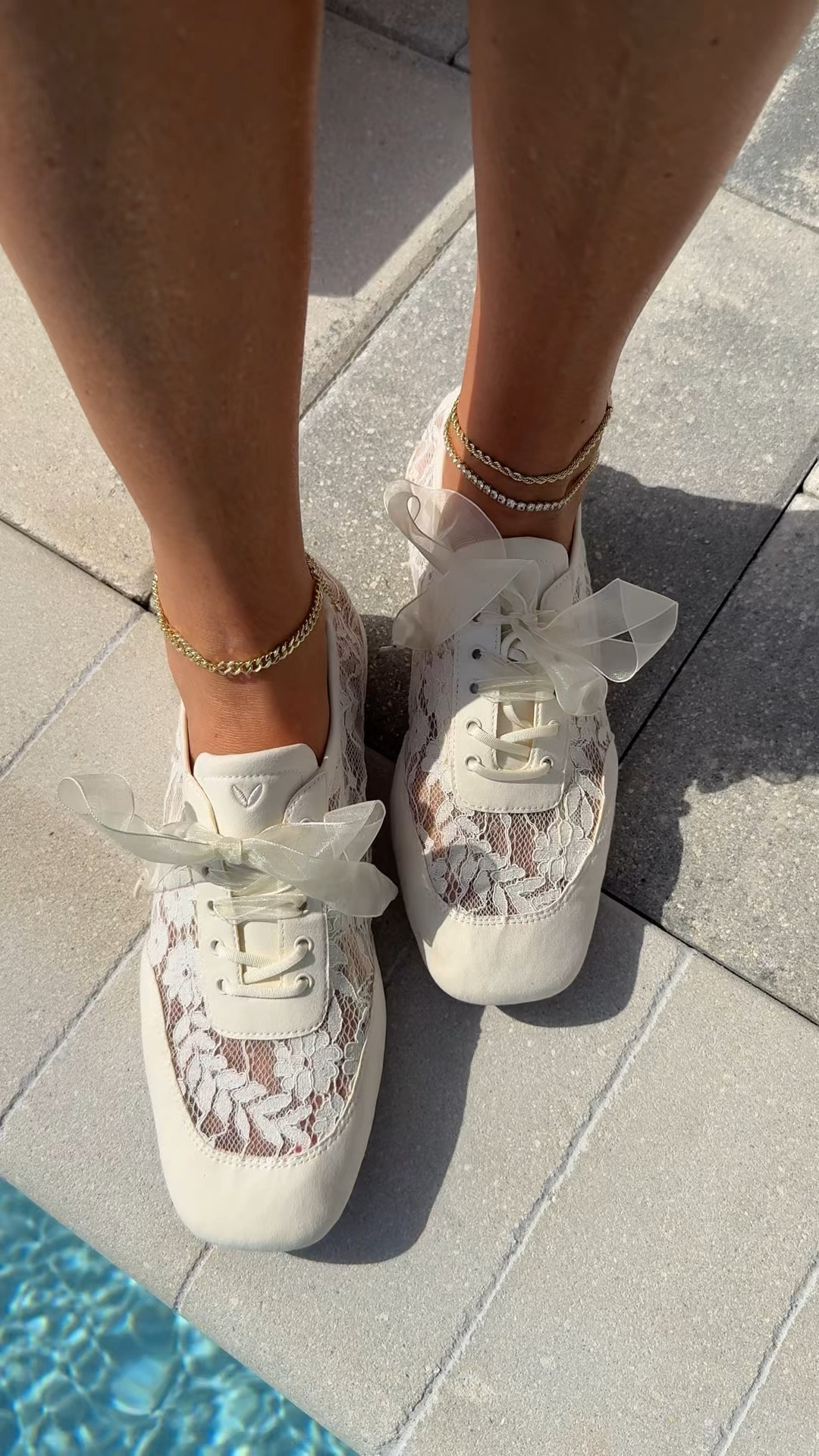 The most gorgeous lace ballet flats by Vivaia. #vivaia #balleflats #sneakerina