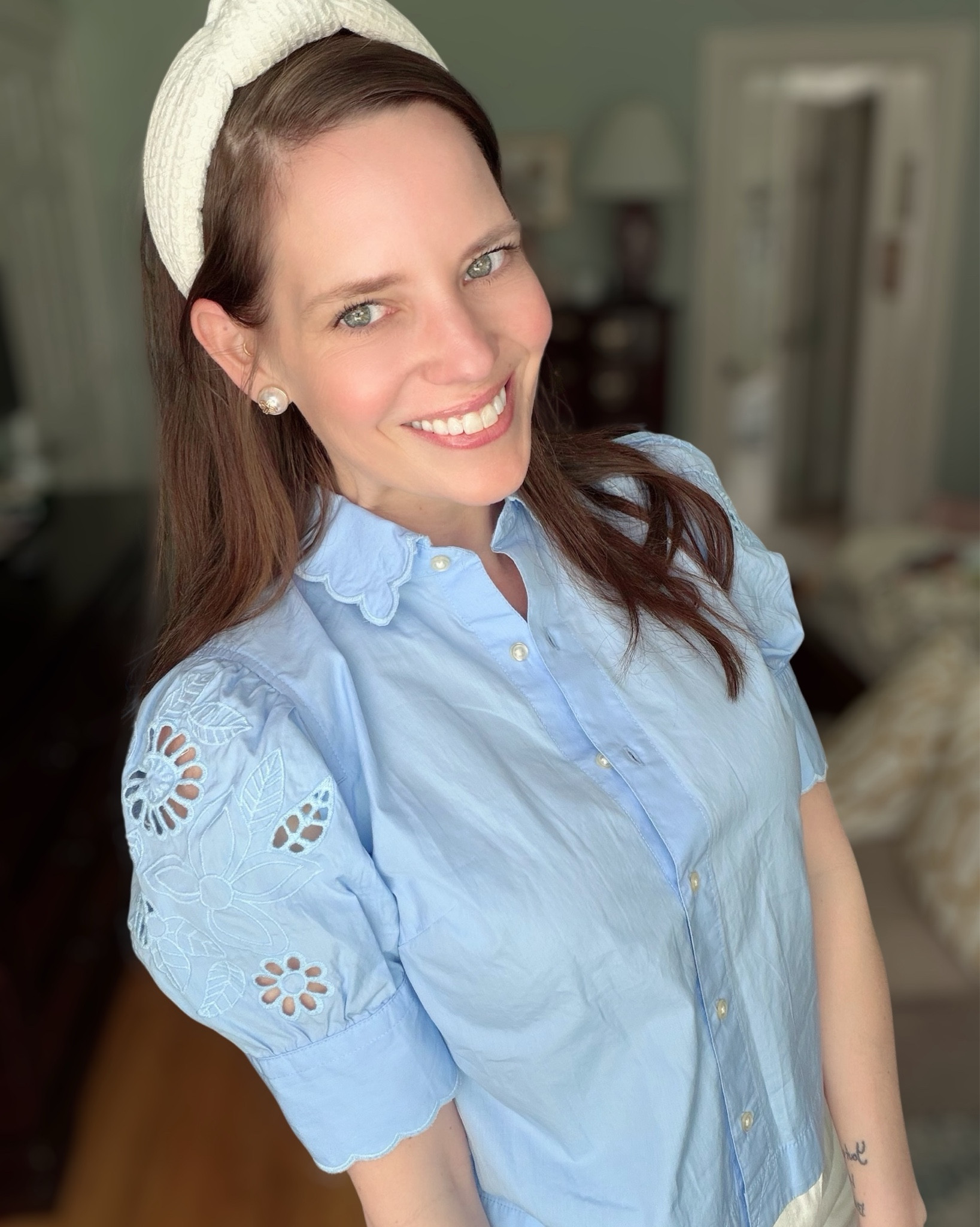 Blue Eyelet Top & Cream Jeans Outfit


A soft blue and neutral outfit that feels perfect for spring! 💙 This light blue blouse has the prettiest scalloped collar and eyelet sleeve details for such a feminine touch. I paired it with cream jeans, blue slingback heels, and a classic white headband for a polished preppy look. Finished with pearl studs and colorful bracelets for a fun pop. This outfit is perfect for brunch, casual work days, spring events, or an elevated everyday look. ✨

blue spring outfit, blue eyelet blouse outfit, scalloped collar blouse, cream jeans outfit, preppy spring style, feminine spring outfit, polished casual outfit, spring brunch outfit idea, classic preppy fashion, everyday spring style 💙

#LTKPetite #LTKWorkwear #LTKOver40
