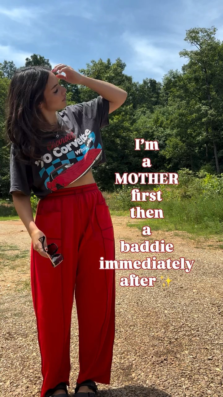 Who missed my ootds? 🍒💋
.
.
.
#ootd #fitcheck #smalltownnailtech #growingsmall #toddlermomlife