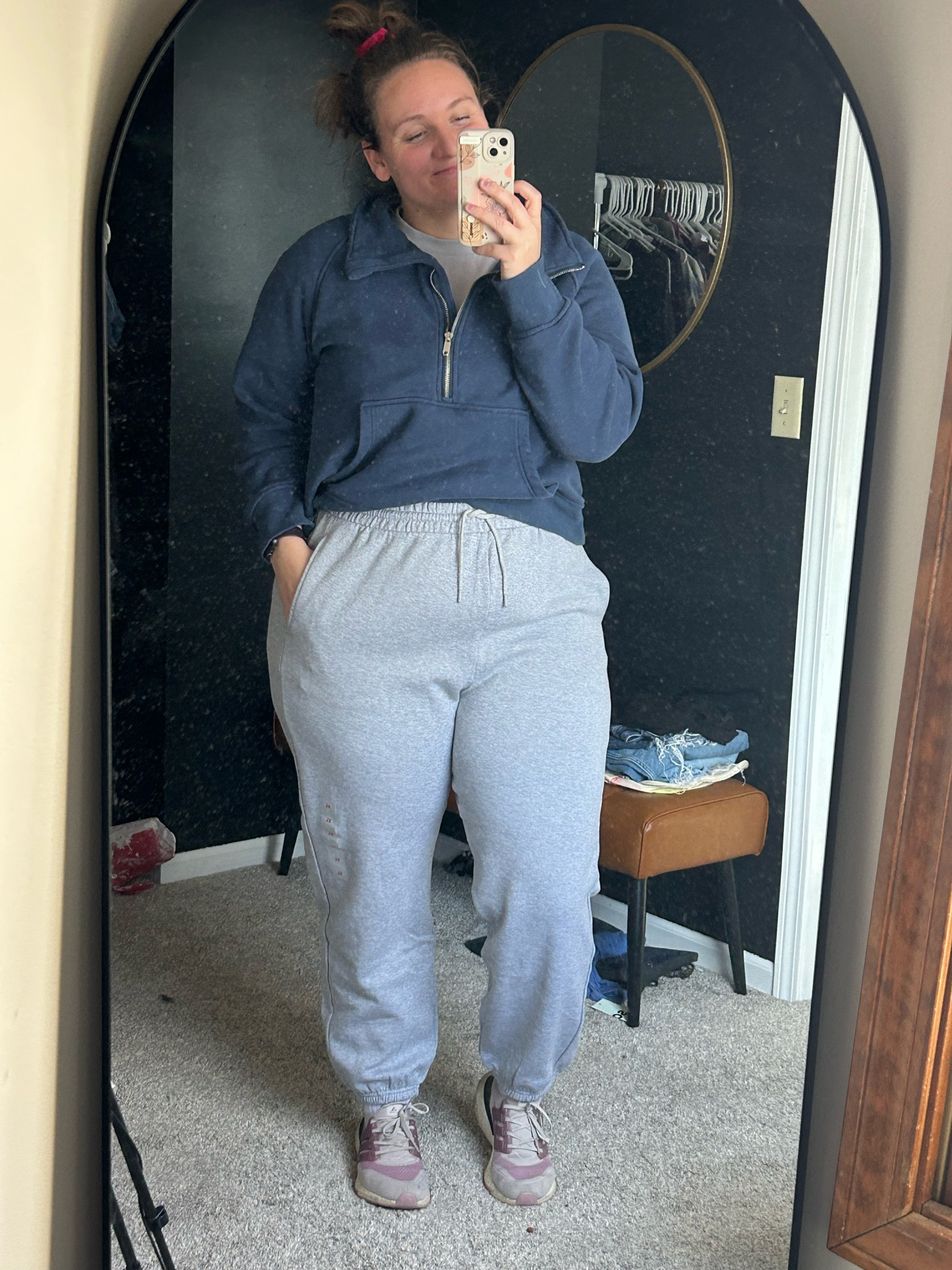 Simply a good pair of classic sweatpants for the midsize big booty girlies. Fits truly high waisted which I LOVE. elastic ankles (but not a jogger cuff) and hit at a perfect length IMO- I’m 5’7” for reference  