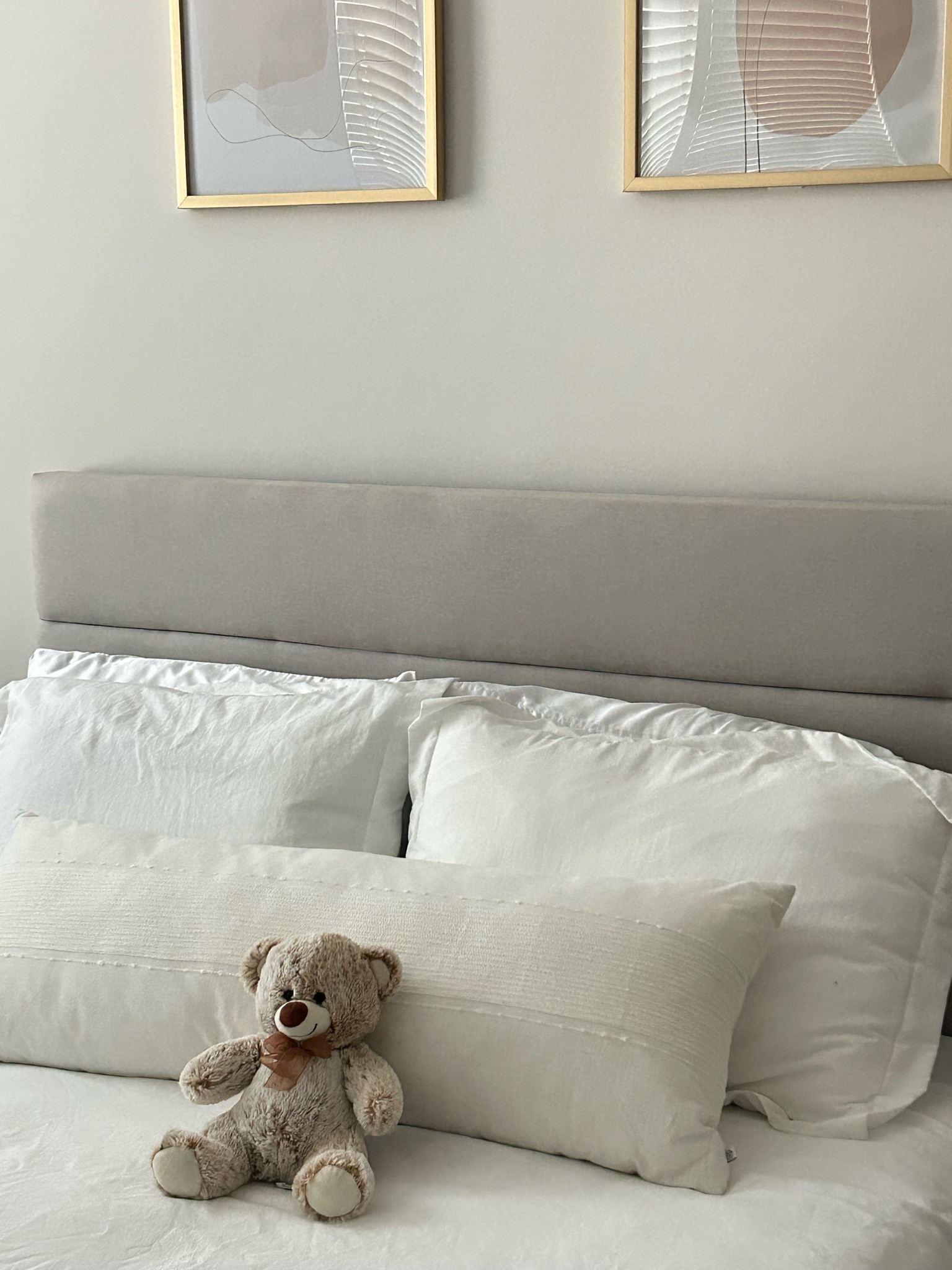 neutral bedding 🤍 #apartmentdecor #neutraldecor #whitebed 