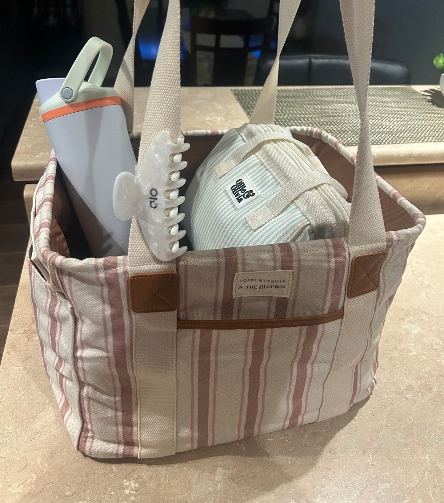 •Poppy & Peonies bag 
•Ollie & Olivia lunch bag 
•Owala ‘beach house’
•Alo 90s hair clip 

#LTKcanada #LTKtravel #LTKbag
