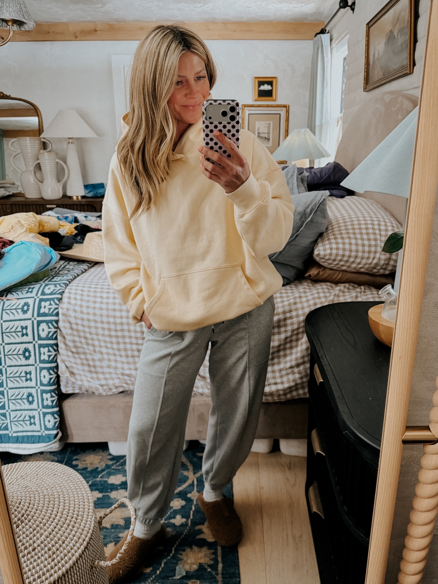 Pants- reg size small
Top- sized up to large 
