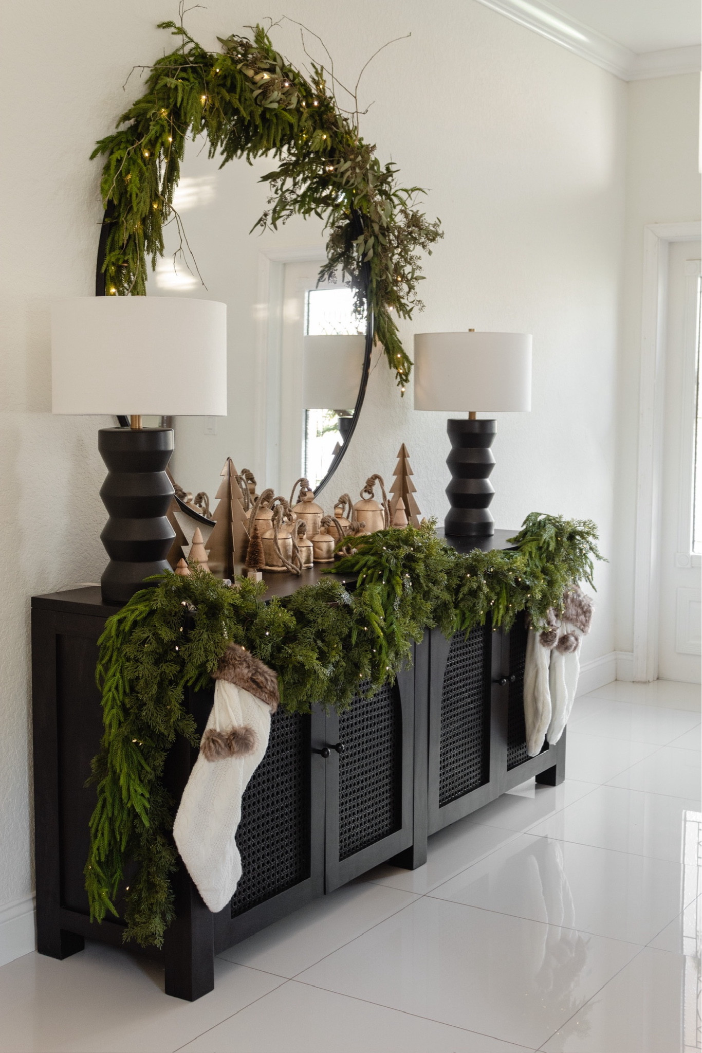 Christmas Entryway Decor

#livingroomdecor #cljsquad #amazonhome #organicmodern #homedecortips #livingroomremodel #entrywayremodel 

#LTKHoliday #LTKhome #LTKsalealert