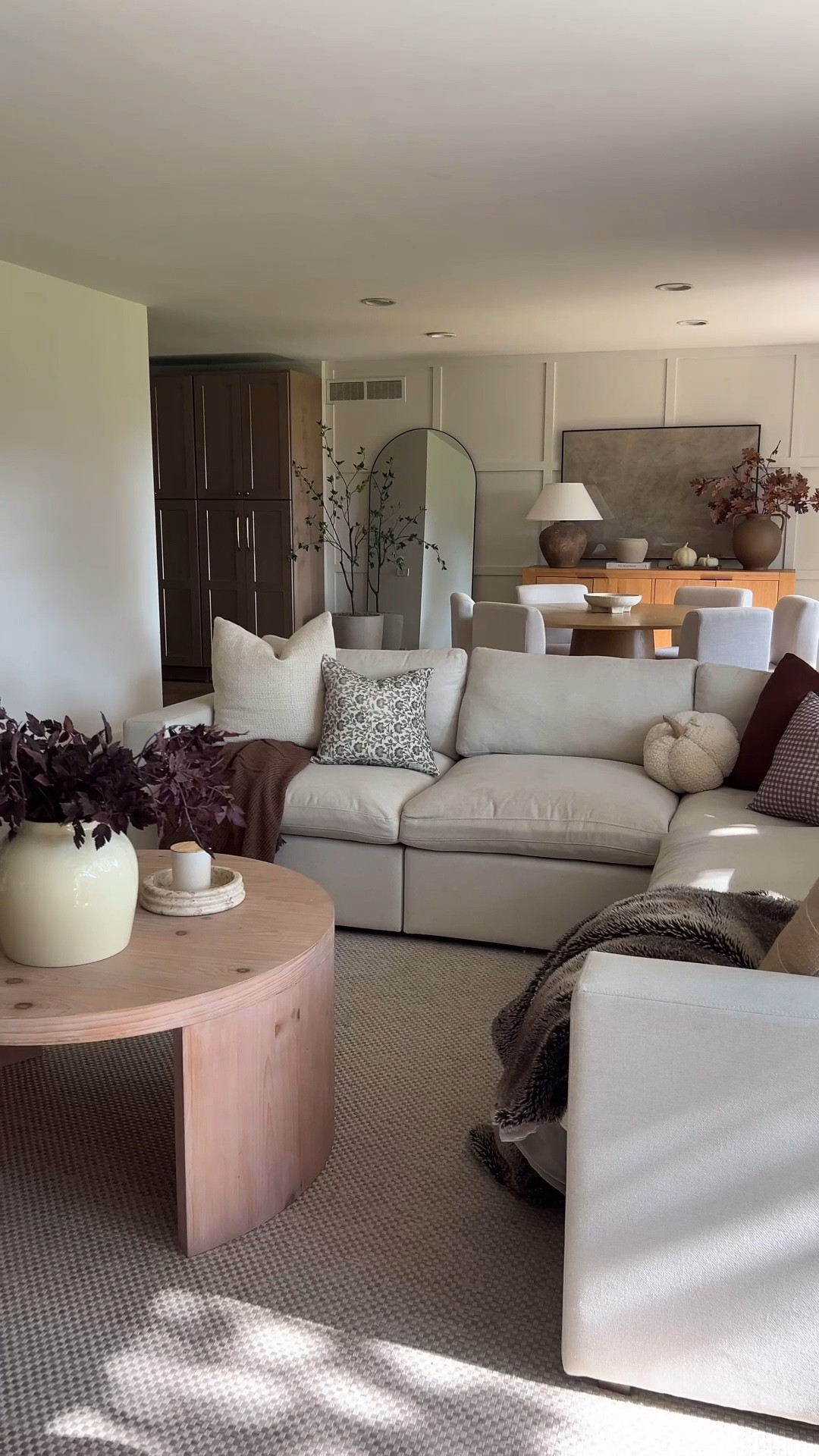 Cozy living room decor 


#LTKHome #LTKStyleTip #LTKSeasonal