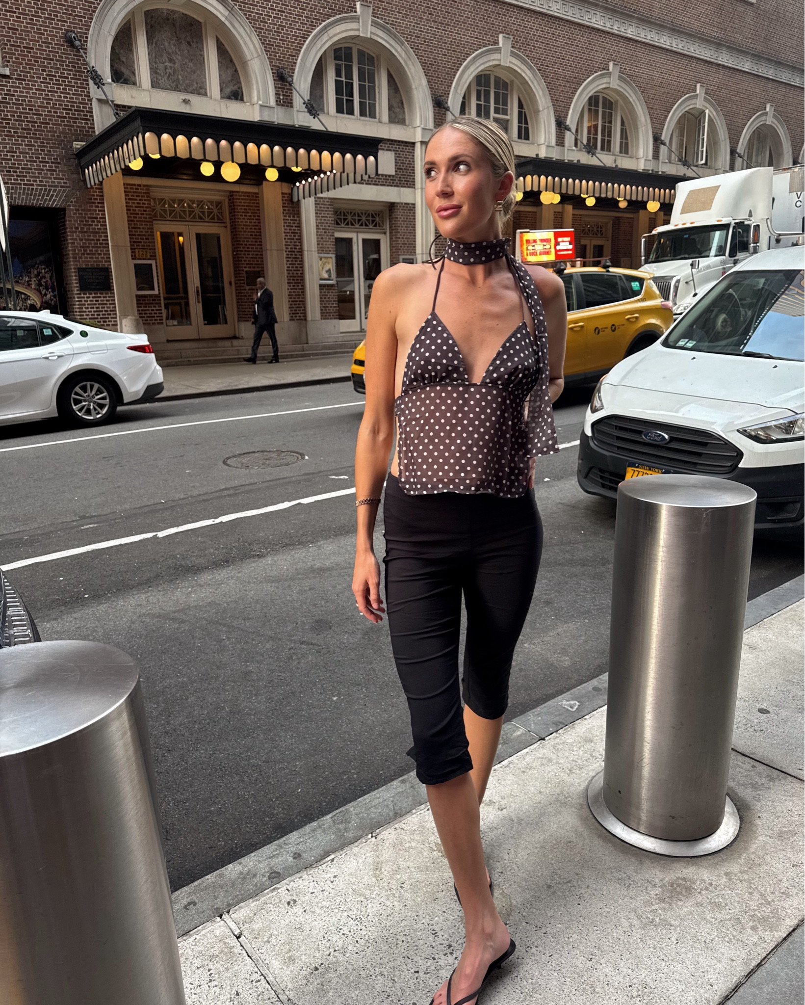 polka dots are a girls best friend !!!


polka dots , capris , flip flop heels , NY , New York , city style , fashion 