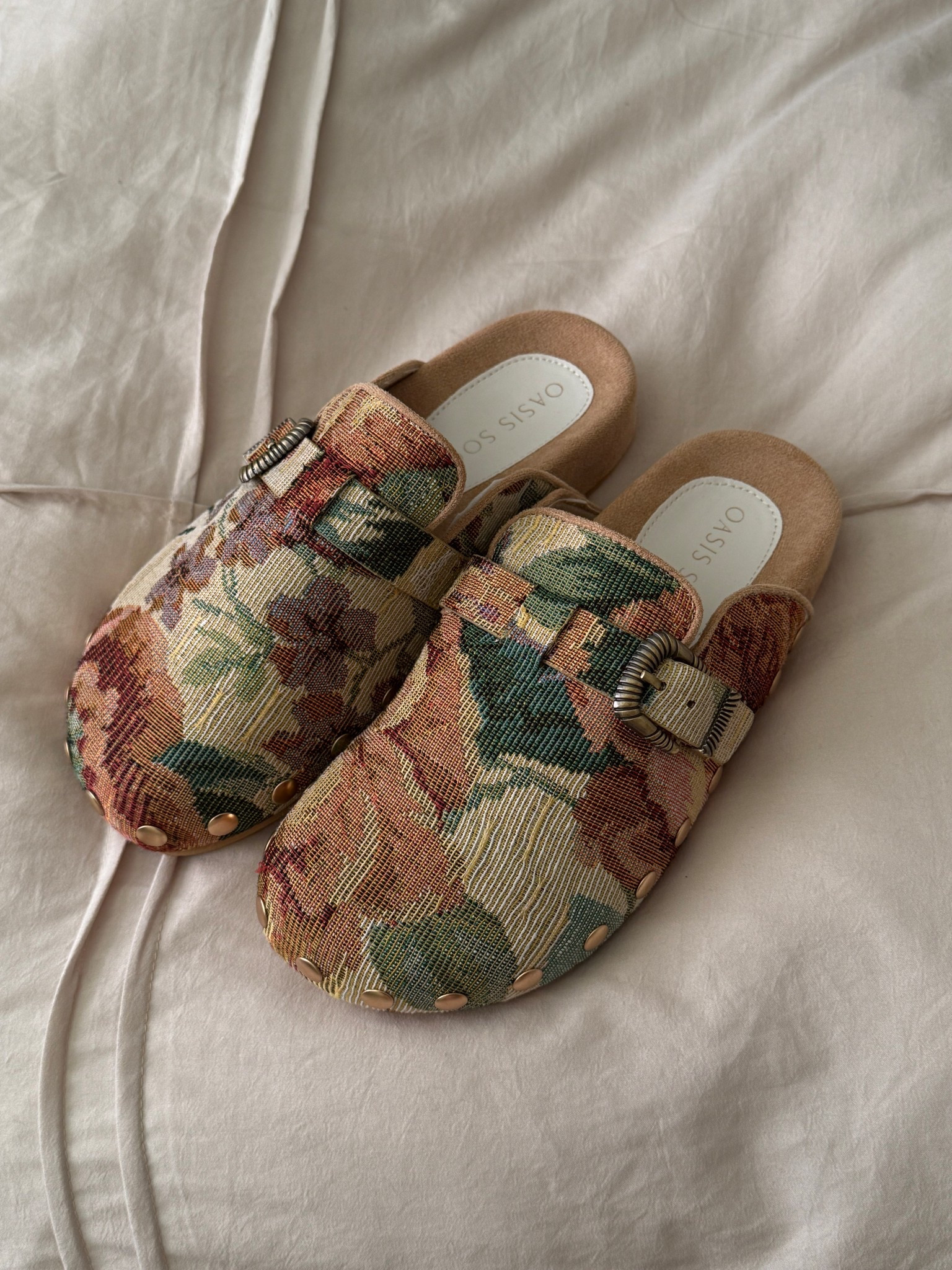 these tapestry mules 🥹😍
#mules #clogs #shoes 

#LTKootd #LTKSaleAlert #LTKFindsUnder100