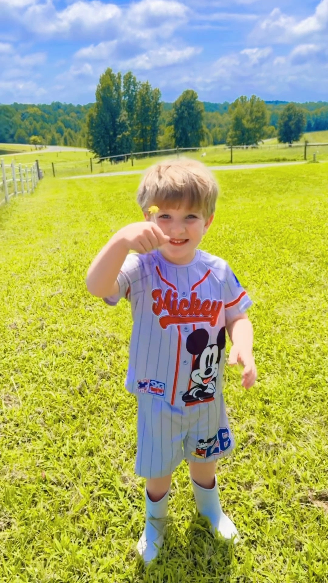 And these cuties loved getting to run out and wave 👋🏼 at “Dada” while he’s been working so hard (love this man so 😮‍💨😘😍) anddd picked wildflowers for mama!!! 🌼 Oh I am so blessed with my TWO little rays of SONshine 👶🏼🩵 and getting to raise them on this pure slice of heaven on earth!!! 🌾