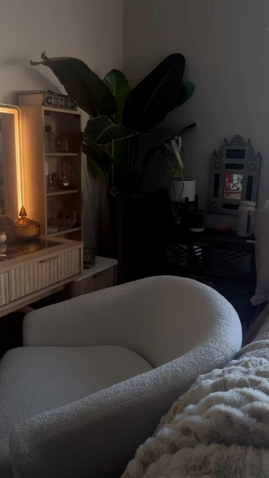 Do you use incense? If you do, what are some of your favorite brands?
#homefragrance #aesthetic #interiordesign #essentialoils #homegoals