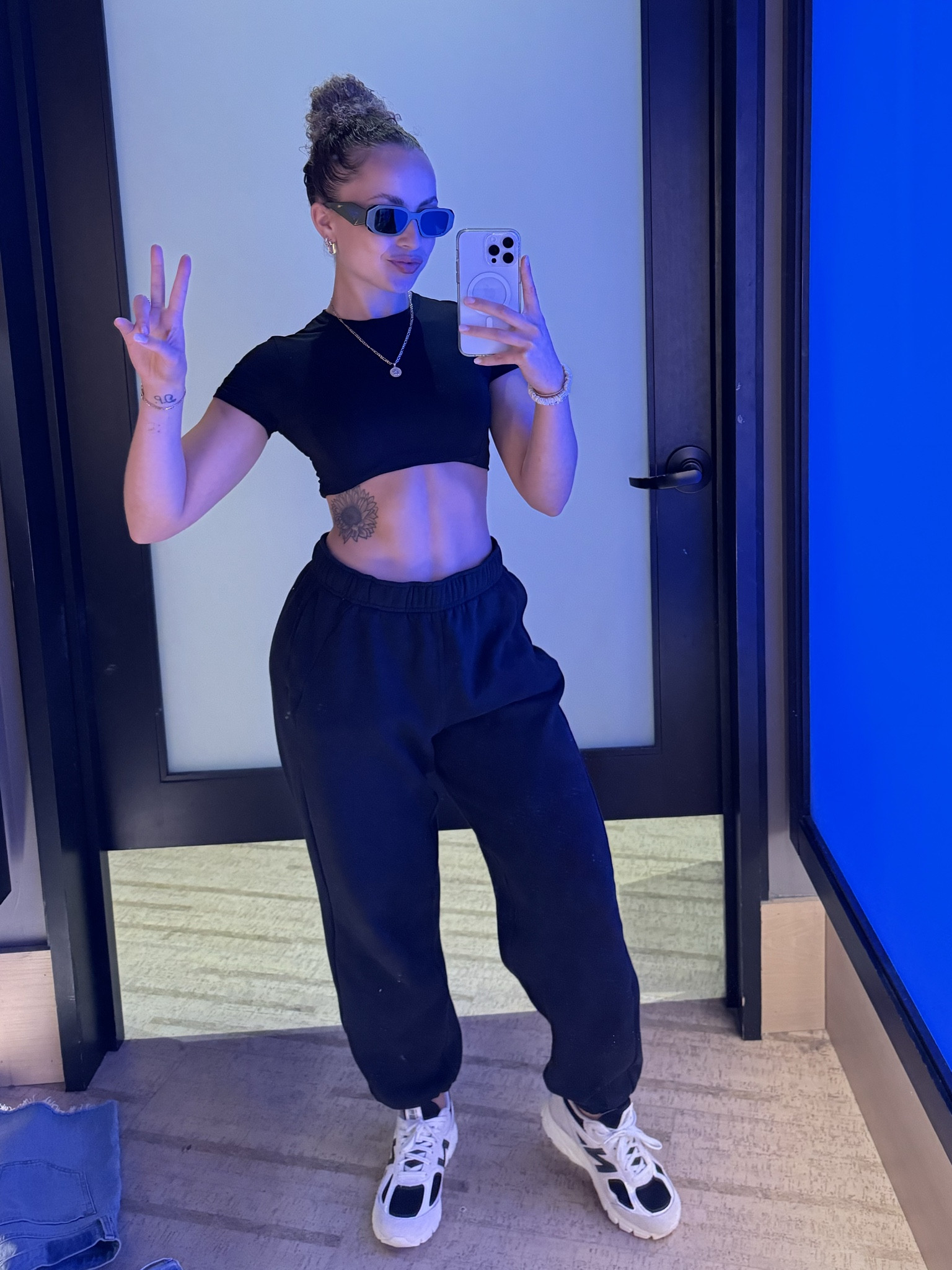 I love a chill fit 🤭 but most importantly I have an obsession with Skims 😫🤍 

Shirt: xs 
Sweats: small
Shoes: size 6 (men’s) 


#LTKstyletip #LTKbeauty