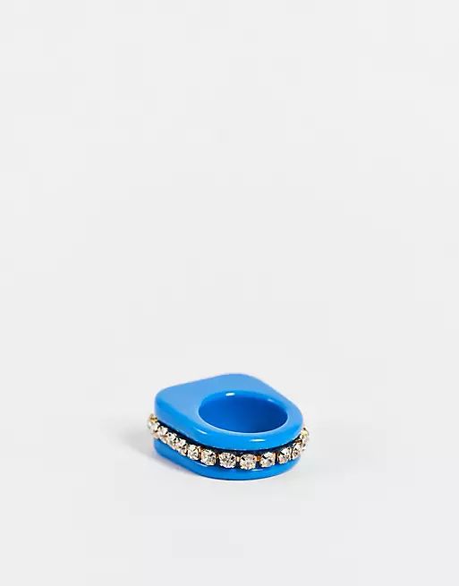 ASOS DESIGN – Blauer Ring aus Kunststoff mit Metallkette mit Schmucksteinen in einer Fassung | ASOS (Global)