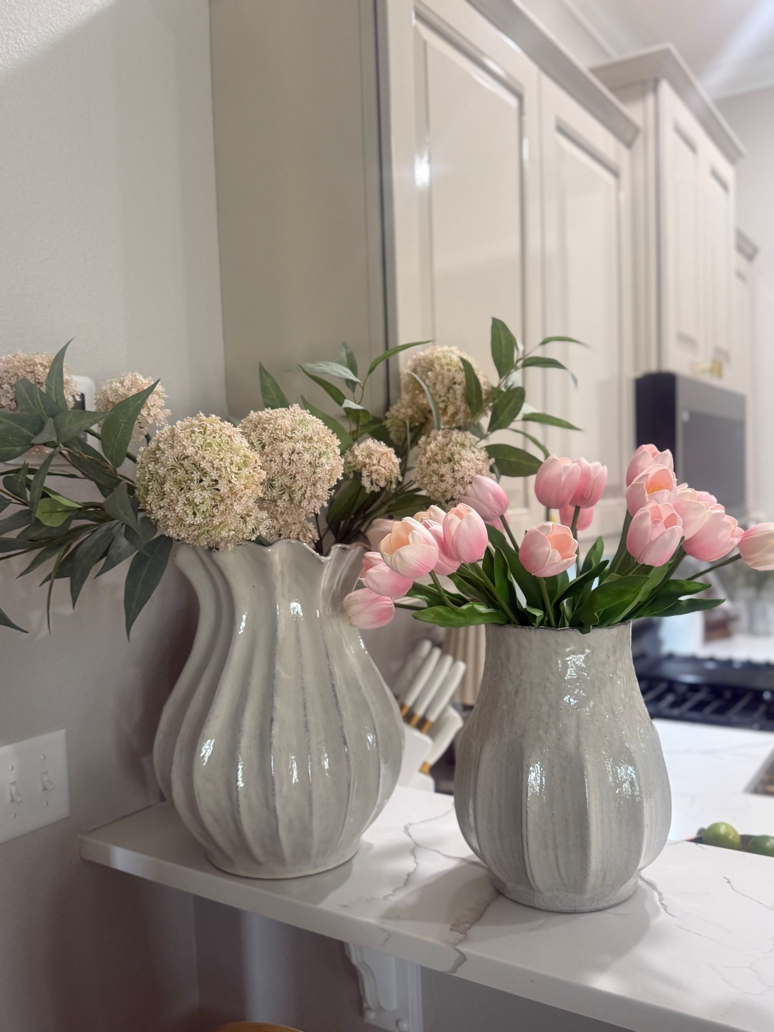 
Soft neutrals + a hint of spring 🌿
These Target Hearth & Hand vases are one of those pieces that instantly elevate a space—simple, sculptural, and timeless. I love how they bring in just enough texture while keeping everything calm and collected 🤍


#HearthsndHand #TargetFinds #NeutralDecor #Parkerstyle #HomeStyling

#LTKHome