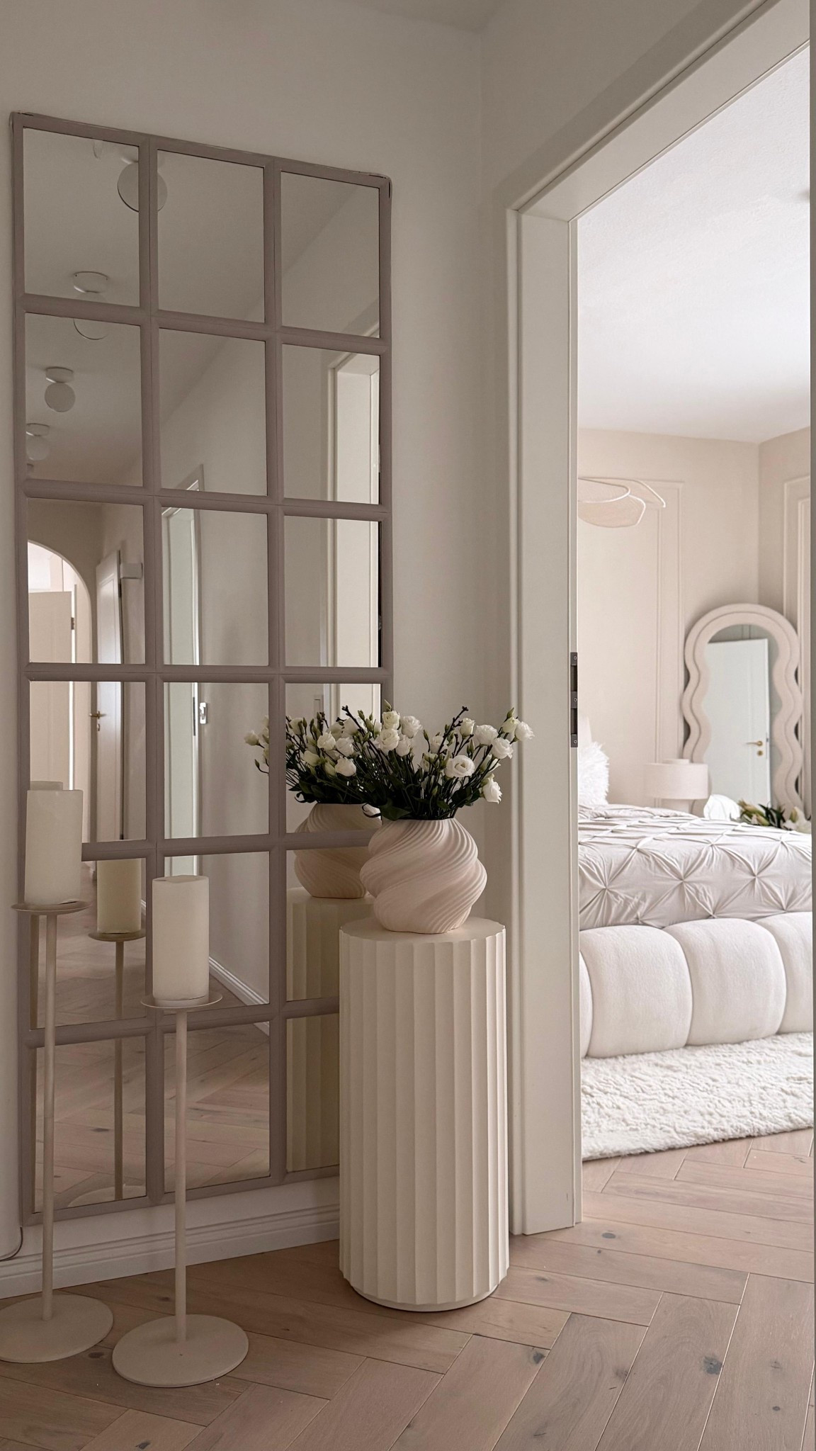 Soft & neutral tones 🤍

Die Kerzenständer und die Rahmen der Spiegel habe ich übermalt.

#wandspiegel #sprossenspiegel
#fensterspiegel #gridmirror #flurdeko #flureinrichtung
#interiordesign #homedecor
#minimalistischwohnen #scandistyle
#japandistyle #beigewohnstil
#neutralhome #wohninspiration
#wohnzimmerdeko #dekoliebe
#vase #designvase
#dekoidee #modernliving
#skandistil #cozy #bedroominspiration


#LTKhome #LTKeurope #LTKdeutschland