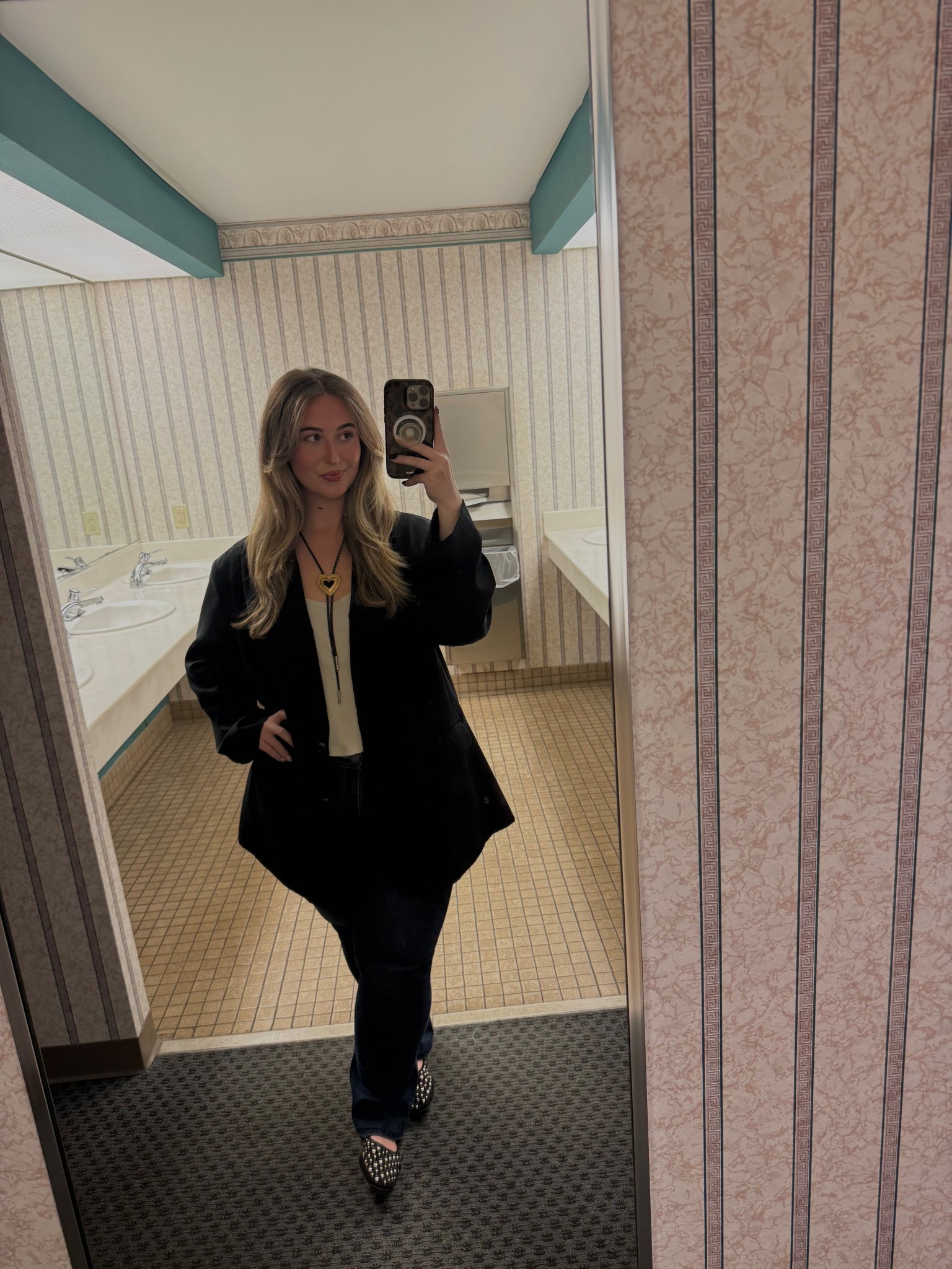 an oversized blazer with dark wash jeans is soooo chic and cool to me!

#LTKFindsUnder50 #LTKMidsize #LTKFindsUnder100