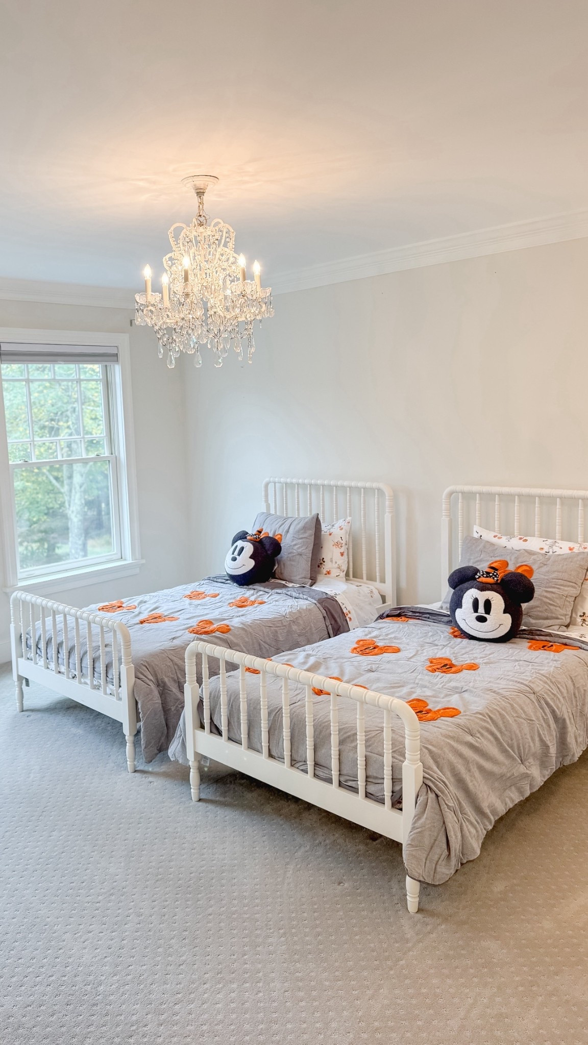 The magic of Halloween 🎃✨
.
.
#home #house #bedroom #kids #toddler #disney #fall #halloween #sale 

#LTKHome #LTKHalloween #LTKFamily