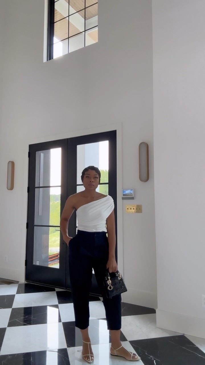 From school drop-off to the office. A little mom life, a little work life, and an outfit that works for both.

Moms, are we getting dressed for drop-off or just trying to make it out the door? 😂🏃🏽‍♀️🤷🏾‍♀️

Top: Abercrombie 
Pants: @cosstores 
Bag: @dior 
Shoes: @jilsander
