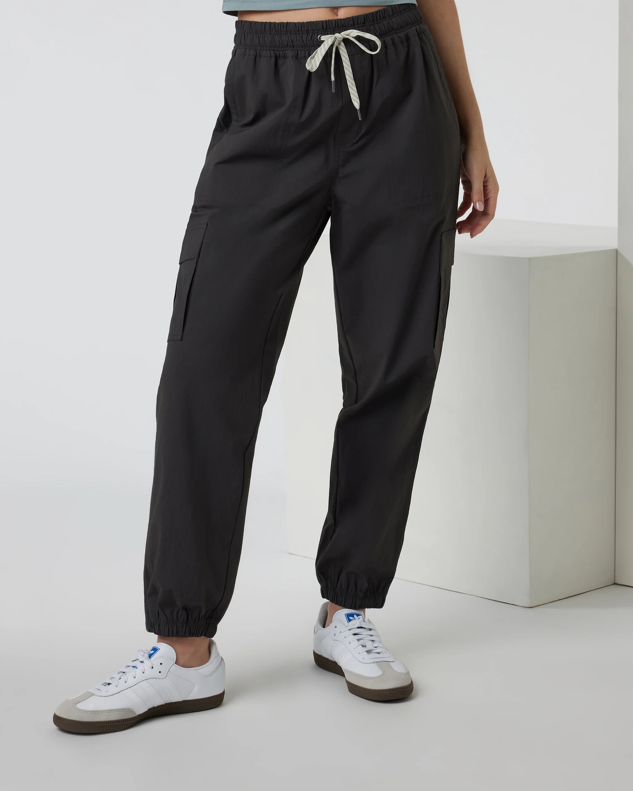 Birch Jogger – Women's Vintage Black Utility Joggers – Vuori | Vuori Clothing (US & Canada)