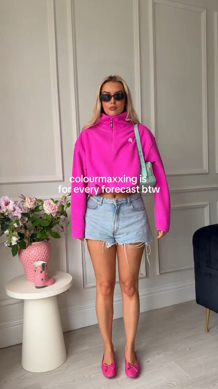 brb colourmaxxing through every forecast 🩵💛🩷 @4tharq AD

#summeroutfit #colourfulfashion #summerstyle