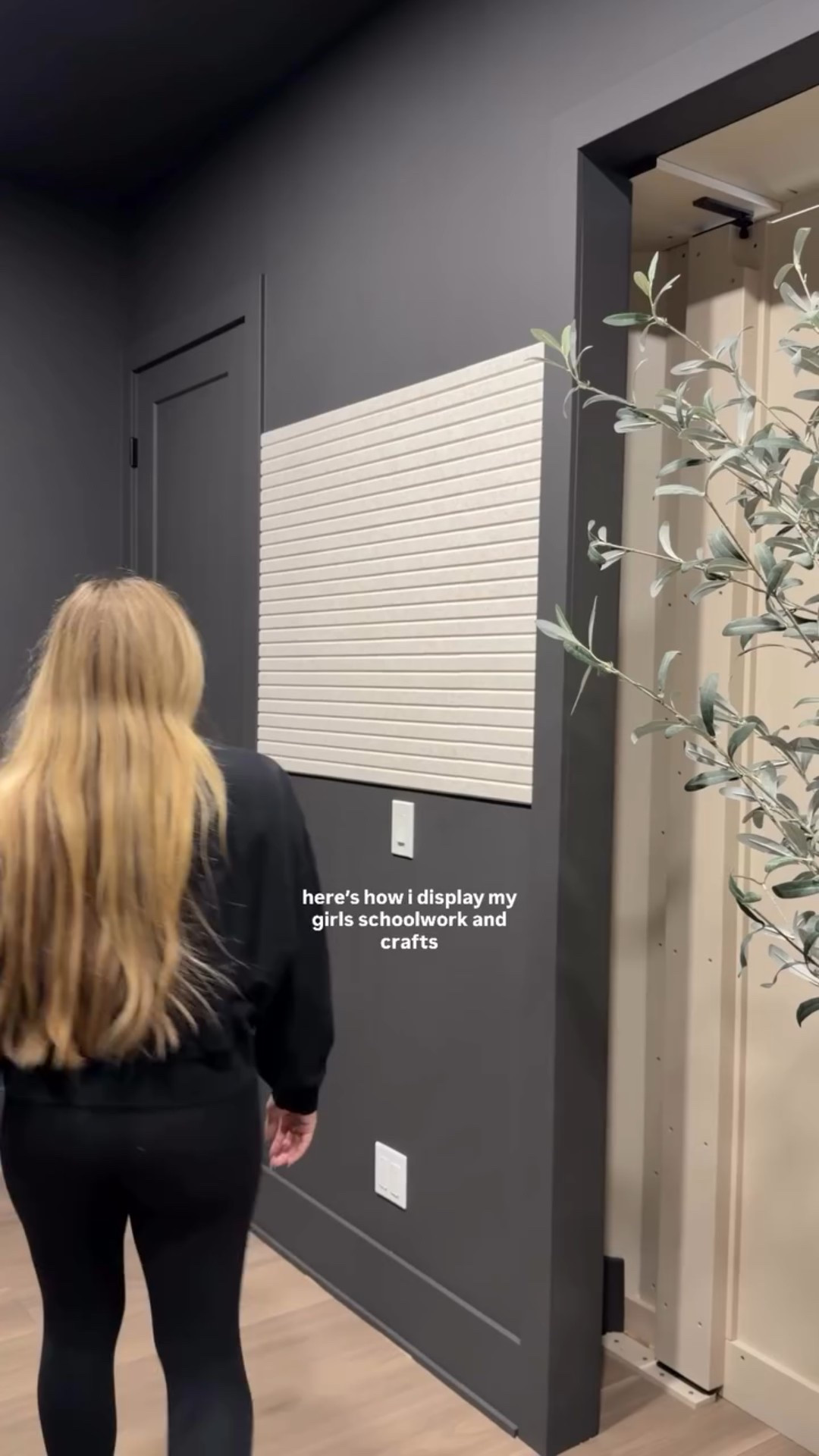 follow along for more home hacks, DIY + mama life and comment a 🖤 for direct links to shop this board ◡̈ 

i started doing an art board back 3 houses ago as a place to put my older girls artwork after preschool + daycare. I originally used a chalkboard with magnets. this has gone from that to a corkboard to this felt board which i think is 10/10. it comes in multiple colors, easy to hang and works so well annnnd push pins are cheap 😉 

I switch everything out in the beginning of the month, keep my faves for their boxes and pitch the rest. they love seeing their work pile up on the board all month and then they feel by the end of the month we have seen it long enough and don’t get upset if I throw something away. i also hang party invites, cards, reminders, etc! 

can you tell my kids have barely been in school in January? 🤣