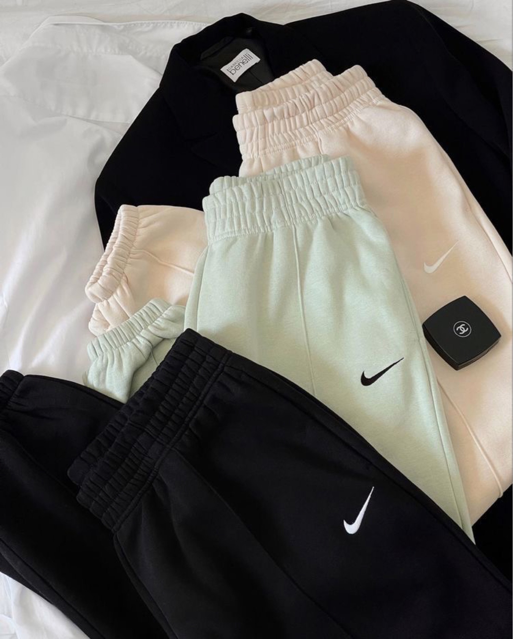 Comfy sweat pants for Christmas break! 

#LTKSeasonal #LTKHoliday #LTKGiftGuide