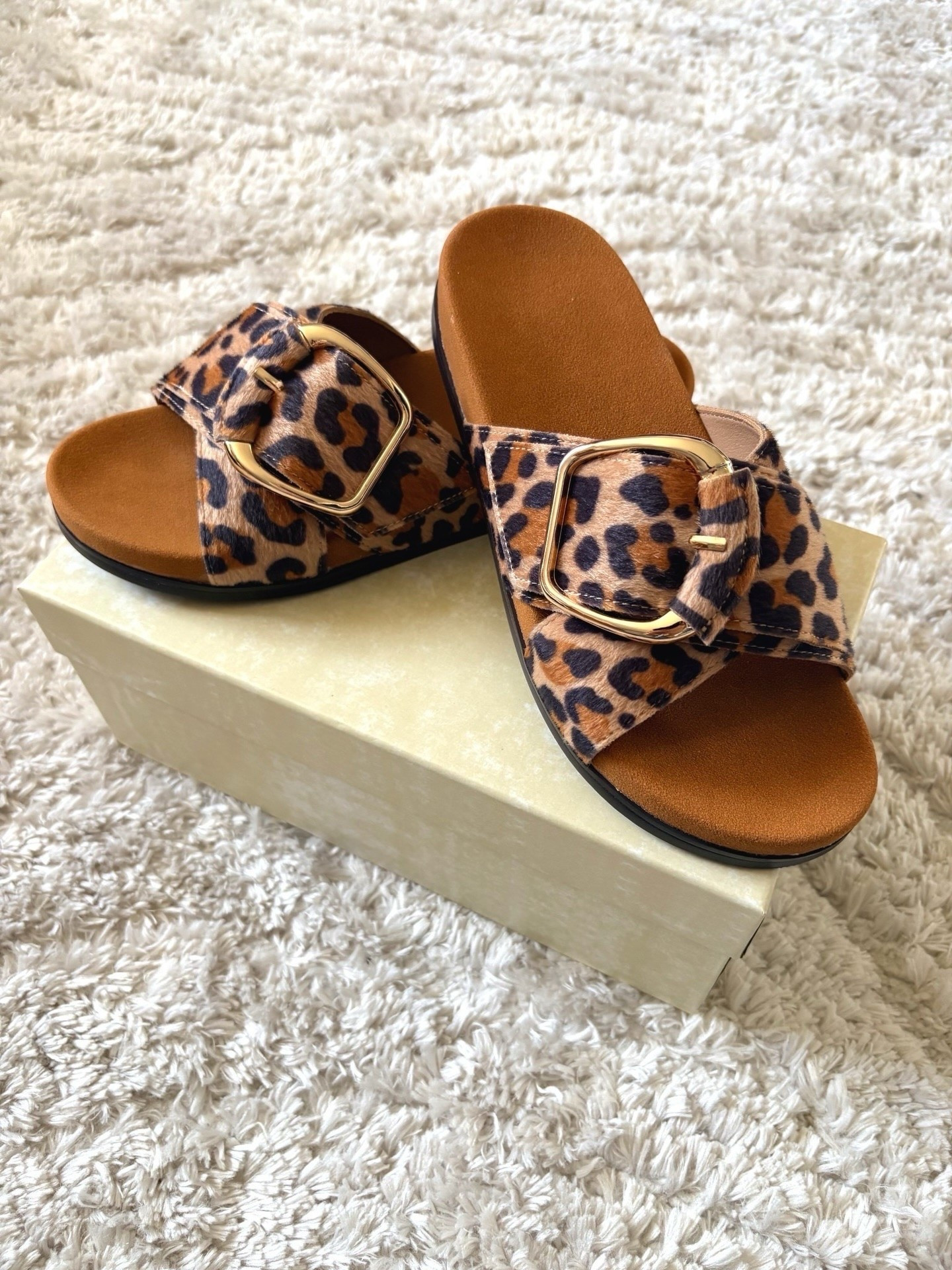 DUPE ALERT!!!

Obsessed is an understand with these gems!!! 

I am normally a size 6.5 and opted for a size 7- highly recommend going up a 1/2 size and I also don’t have narrow nor wide feet- in the middle girlie over here! 

Comment SHOP below to receive a DM with the link to this post on my LTK ⬇ https://liketk.it/6262V

#LTKgrwm #LTKootd