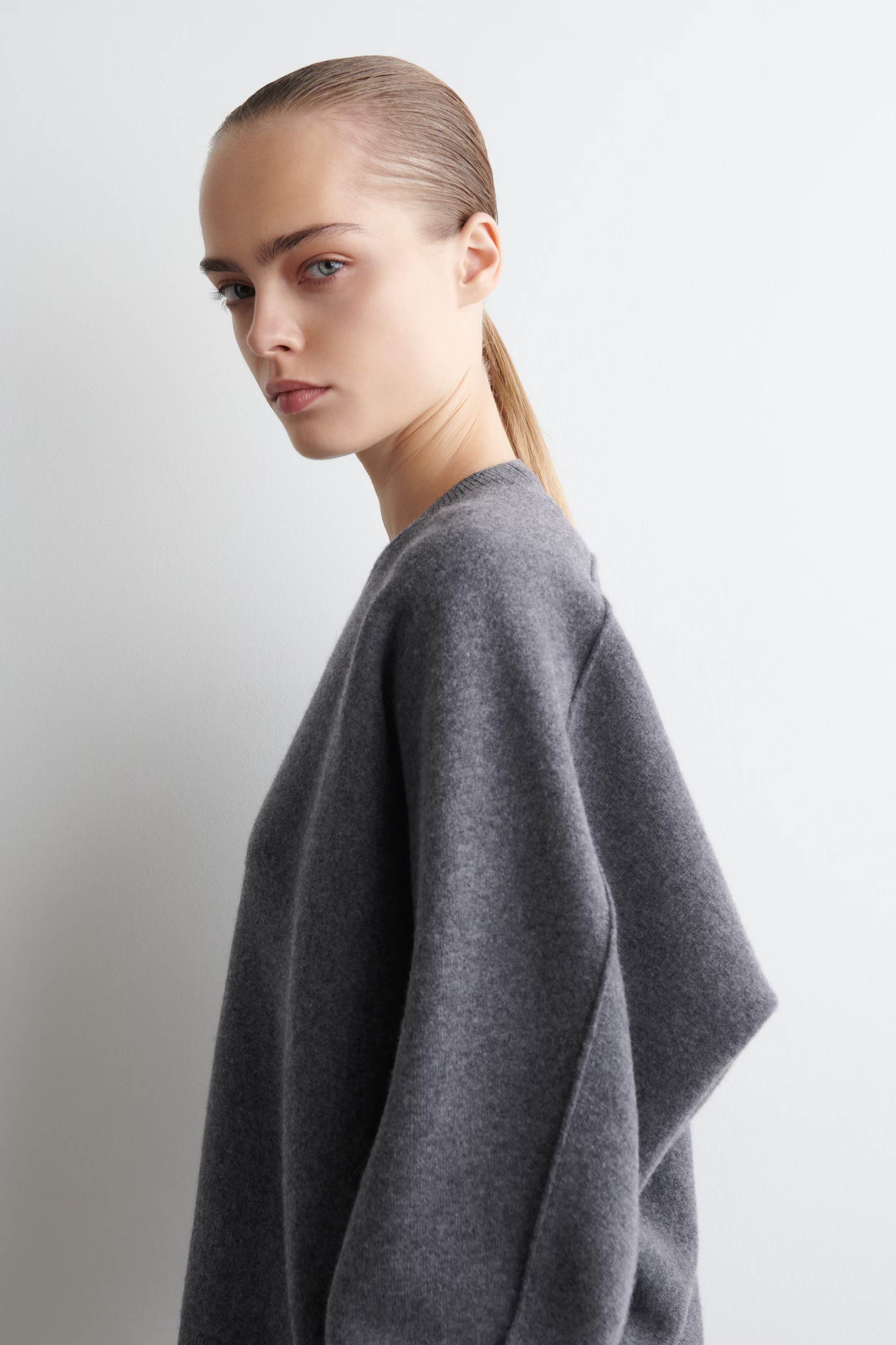 ABGERUNDETER PULLOVER AUS DOUBLEFACE-WOLLE - GRAU MELIERT | COS DE | COS (EU)