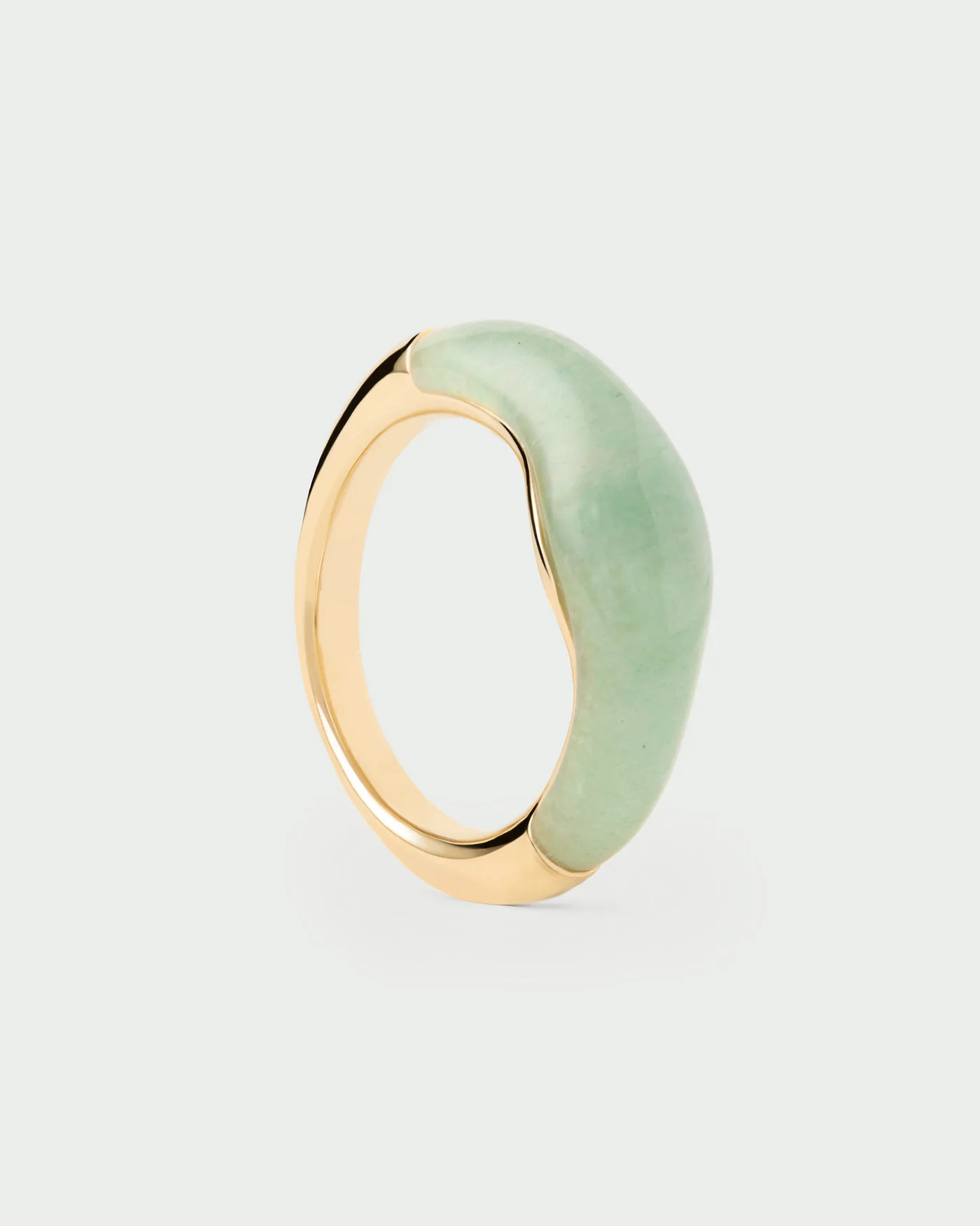Gold-plated fluid stamp ring topped with a hand-carved green gemstone | Green aventurine Nami rin... | PDPAOLA DE