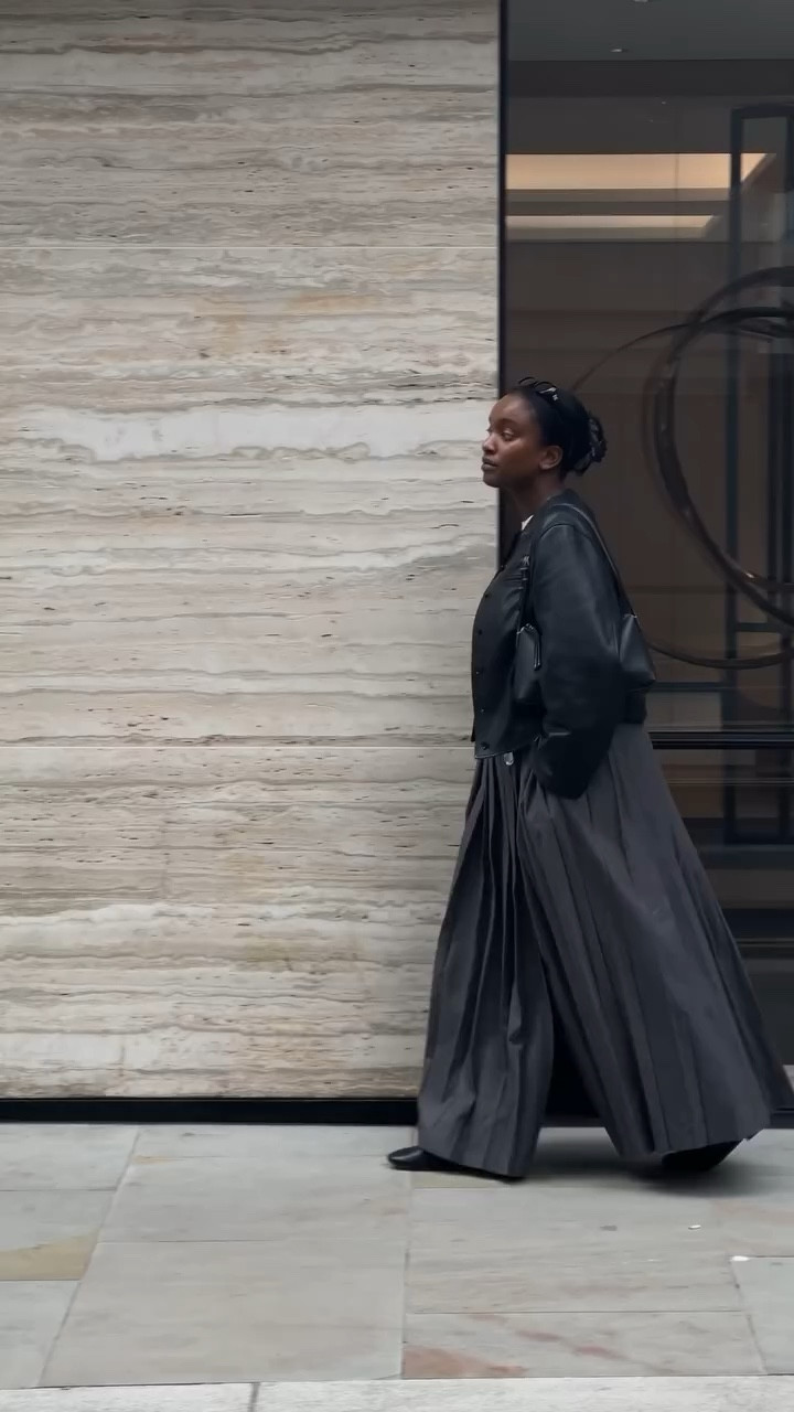 day 1/30 daily outfit inspo! 🤭

challenging myself to share an outfit every day for the whole of october! i loveee how much fun you can have with layering this time of year! it’s a necessity to survive the glacial weather but at least it looks chic 😌

#modestoutfitideas #ukcontentcreator #falloutfitideas #maxiskirt #minimalstyledaily #thefrankieshop #layering #autumnlayers #leatherjacket #minimalchic #dailyoutfitinspo #dailyoutfitideas #prefallstyle #maxiskirtoutfit #dailyfashioninspo