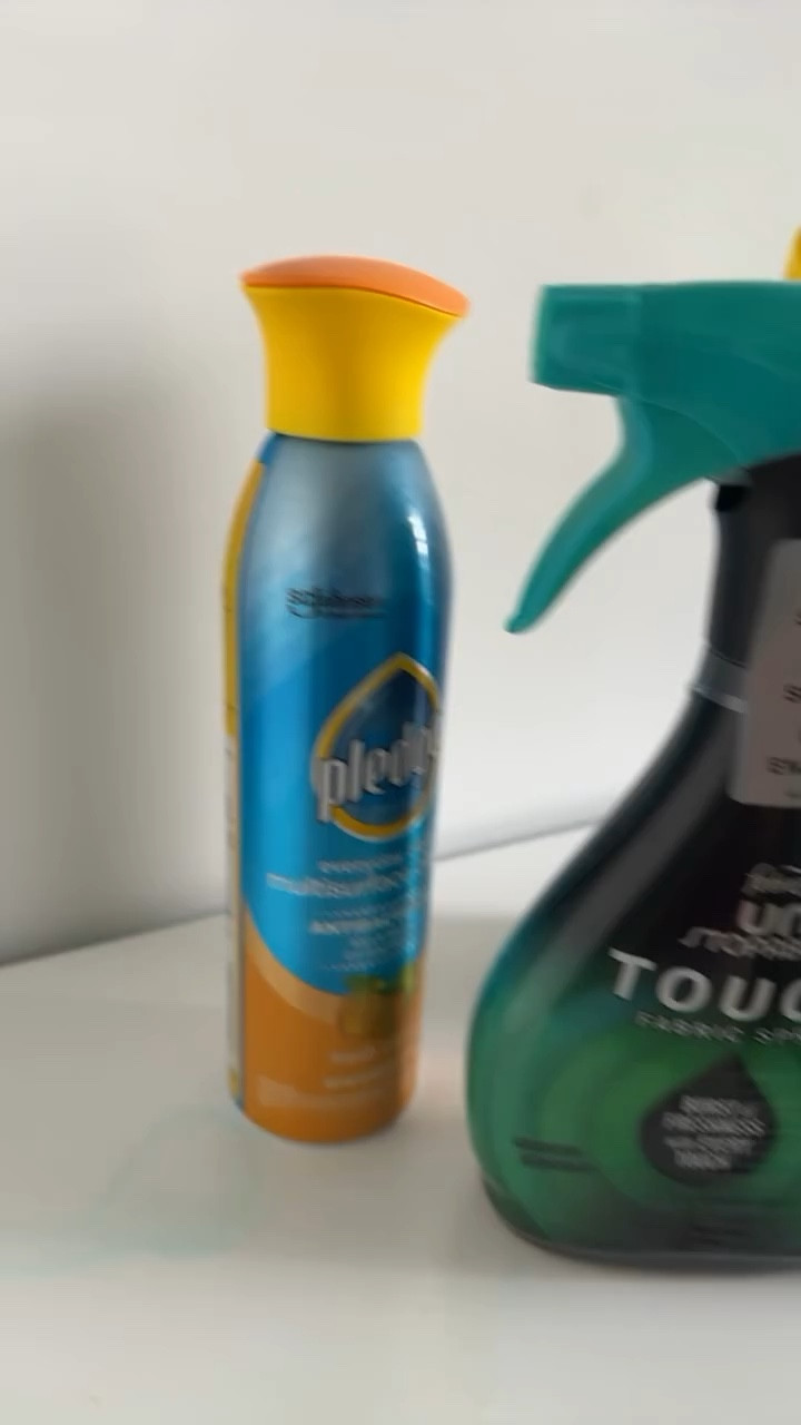 Os meus coleguinhas da caixinha de limpeza pediram para aparecer. 

1- Unstopables Touch Fabric Spray and Odor Fighter
2 - Pledge Everyday Clean Multi Surface Cleaner Spray
3 - Pledge Multisurface Furniture Polish Spray,
4 - Sprayway Streakless Glass Cleaner
5 - Formula 409 Carpet Spot & Stain Remover

São produtos que eu uso e sempre garanto a reposição, porque fazem diferença. 

Já conhecia todos ? 

Já salva e compartilha com quem você sabe que gosta de dica boa. 

Se é novo aqui, já me segue e fica de olho nas próximas dicas da vida de expatriada nos 🇺🇸
#produtosdelimpezaqueindico #limpezaeua #achadinhosdanell