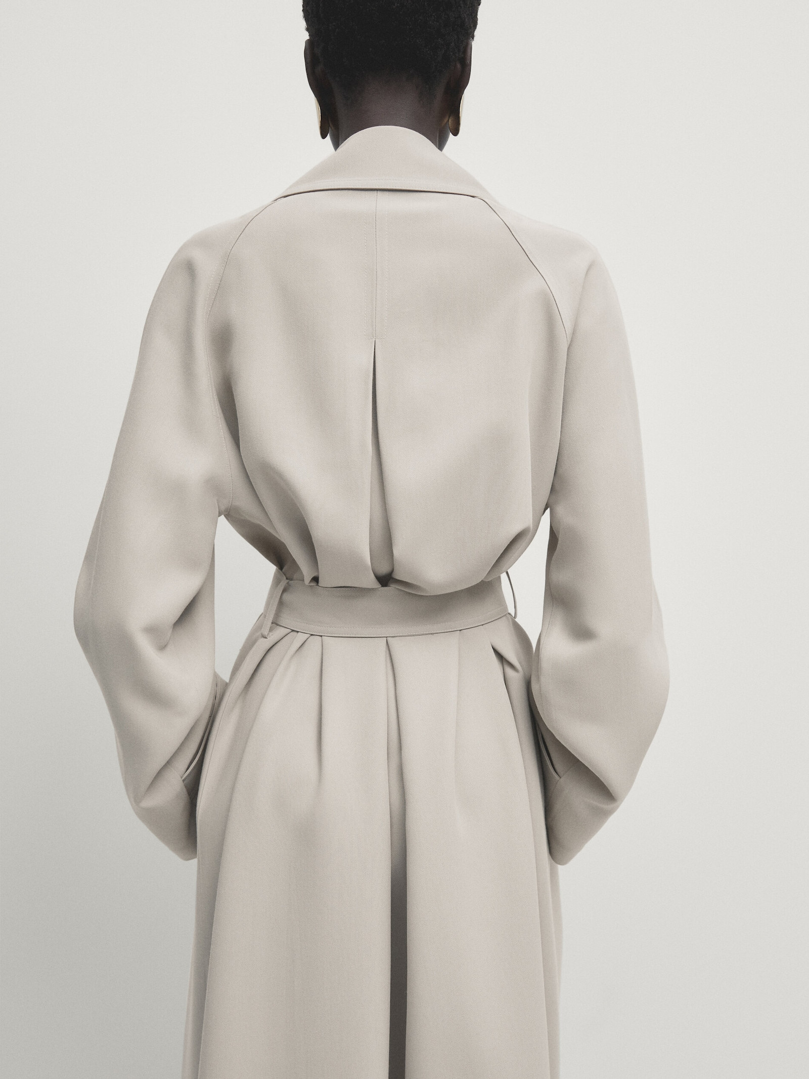 Fließender Trenchcoat mit Gürtel | Massimo Dutti DE