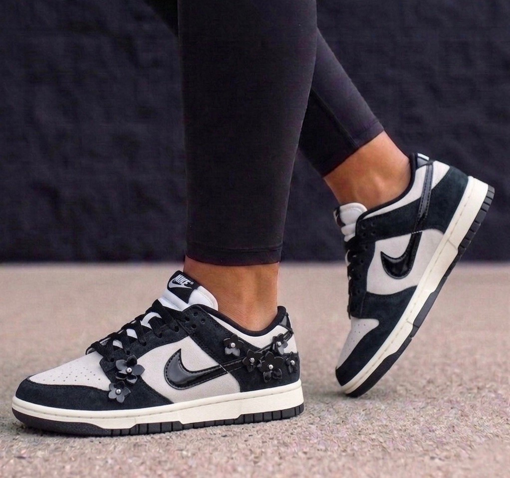 these floral black and white dunks are such a fun twist on a classic sneaker and add the perfect girly touch without being overly sweet. 🖤🌸 they run true to size and are the kind of pair that makes even a simple jeans and tee outfit feel cute and put together. ✨