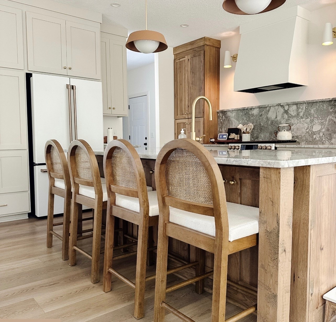 Beautiful arched barstools!

#kitchen #barstool

#LTKHome #LTKmomlife #LTKSaleAlert