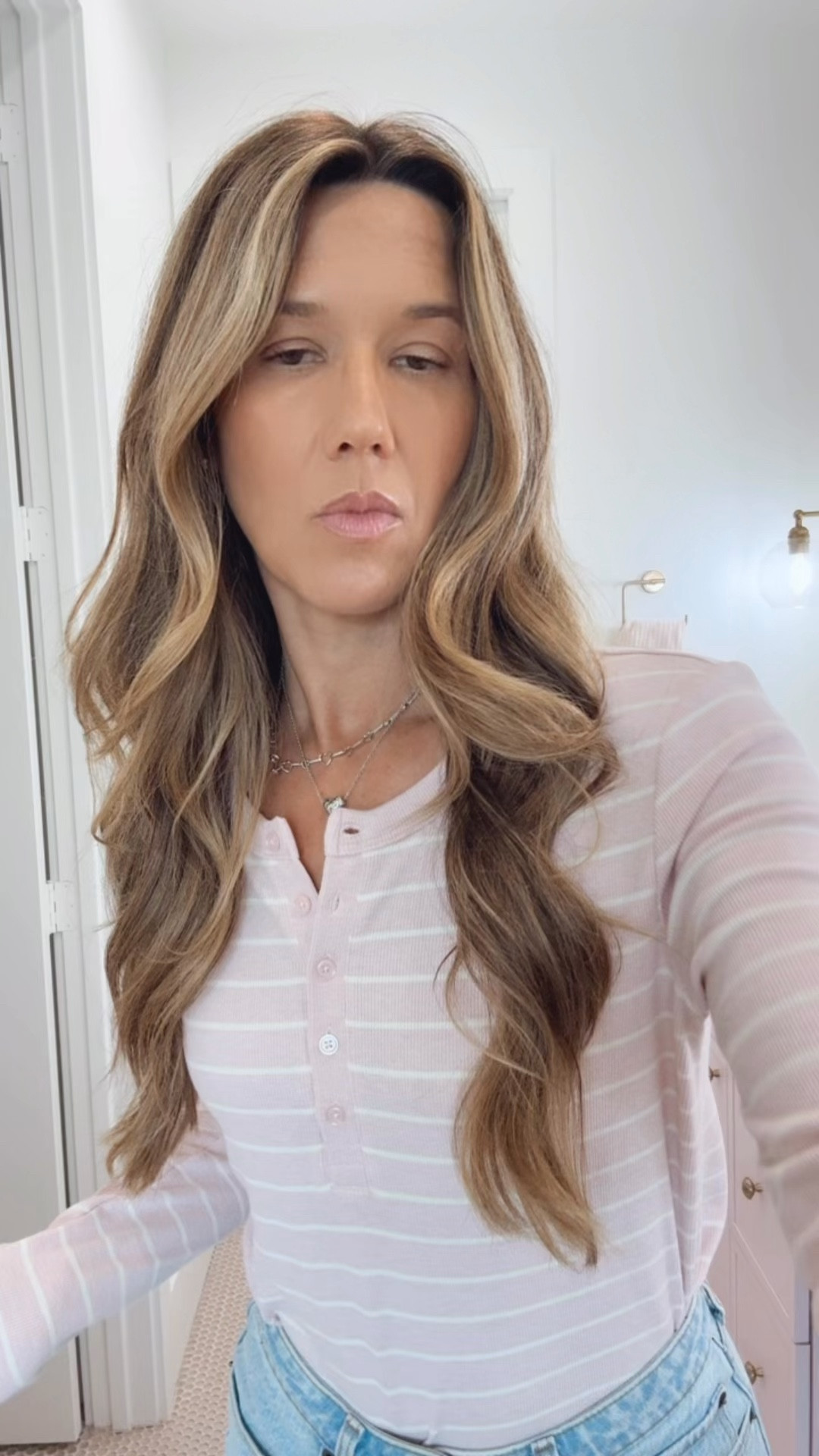 Styling straight leg jeans for spring
@abercrombie vintage straight jeans size 25 - @zsupplyclothing top small and@Madewell jacket medium with @Steve Madden US flats size 8