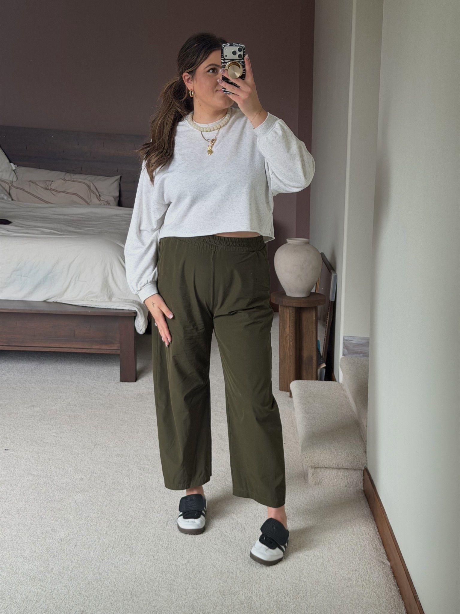 Casual spring outfit to work from home and run errands. Would also be the perfect sports mom outfit! 