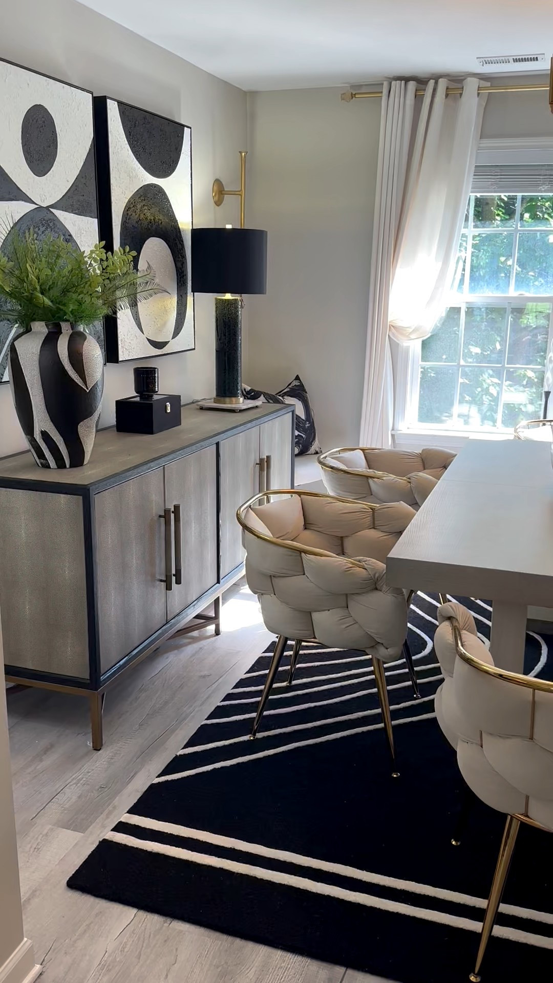 Dining table and chairs!🔥 Soooooo chic!