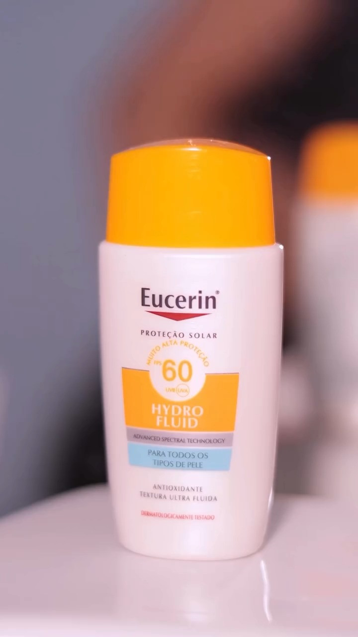 Se você tem pele preta e ainda não conhece o Hydro Fluid de @eucerinbrasil, esse é o sinal pra você testar! Ele não deixa a pele esbranquiçada, e isso muitas vezes é uma dificuldade pra gente, né?

Textura fluida, controle de oleosidade e toque seco é o combo perfeito para uma pele bem protegida.

Eu amo a forma que ele absorve na pele sem pesar , o acabamento invisível que é algo que me ganha e alta proteção com FPS 60 que é ótimo aliado para pessoas de pele preta por conta da nossa melanina.

Ah, é recomendado por dermatologistas, tá?! Experimente e compartilhe a experiência

#pelepreta #rotina #cuidadoscomapele #eucerin #eucerinsunvibe 

 #LTKbrasil