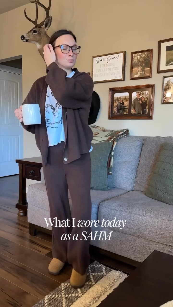 Matching sets are a life saver being a SAHM🙌🏼 Comfy but feel a little bit more put together! 

Link in bio!🔗

#sahm #sahmoutfit #matchingset #casuallywestern #casualcowgirlwear