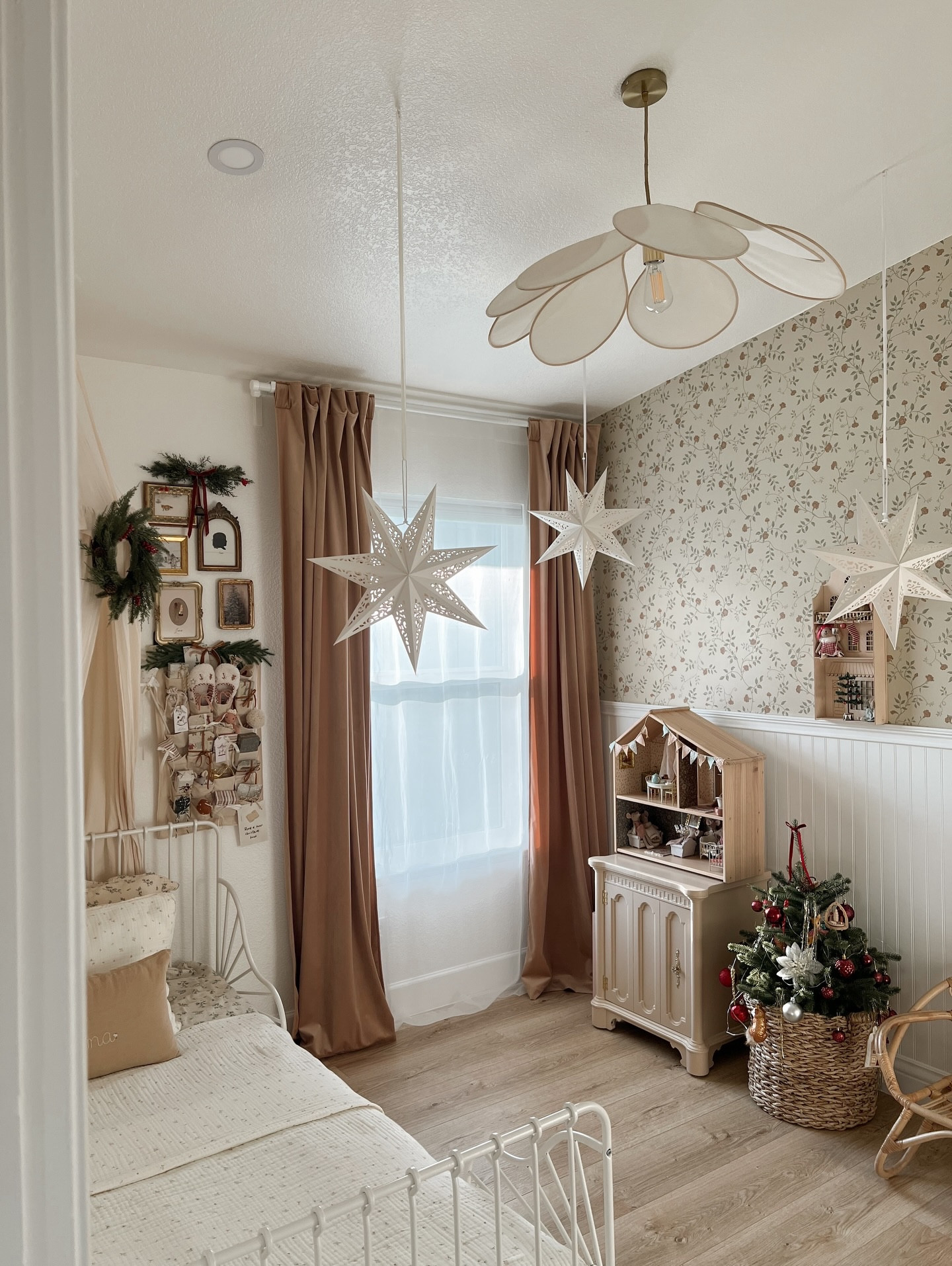 Creating a little Christmas magic for Luna ✨
Soft lights, warm tones, tiny details… this room feels like pure childhood wonder.
Saving these moments forever 🤍

Check my LTK for the links (link in bio) 

#cozychristmas #christmasdecor #kidsroominspo #kidsroomdecor #neutraldecor #cozyhomeinspo #holidayaesthetic #christmasvibes #decemberdays #mominspo #motherhoodinspo #momentslikethese #homeinspo #ourcozyhome #slowlivingmoments #aestheticdecor #festivehome