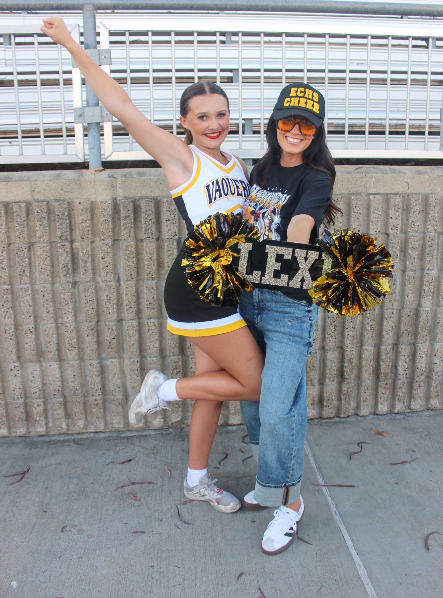 Game Day Fit 🖤💛✨

Hat - Neck of the Woods
Jeans - size down 

#gameday 

#LTKStyleTip