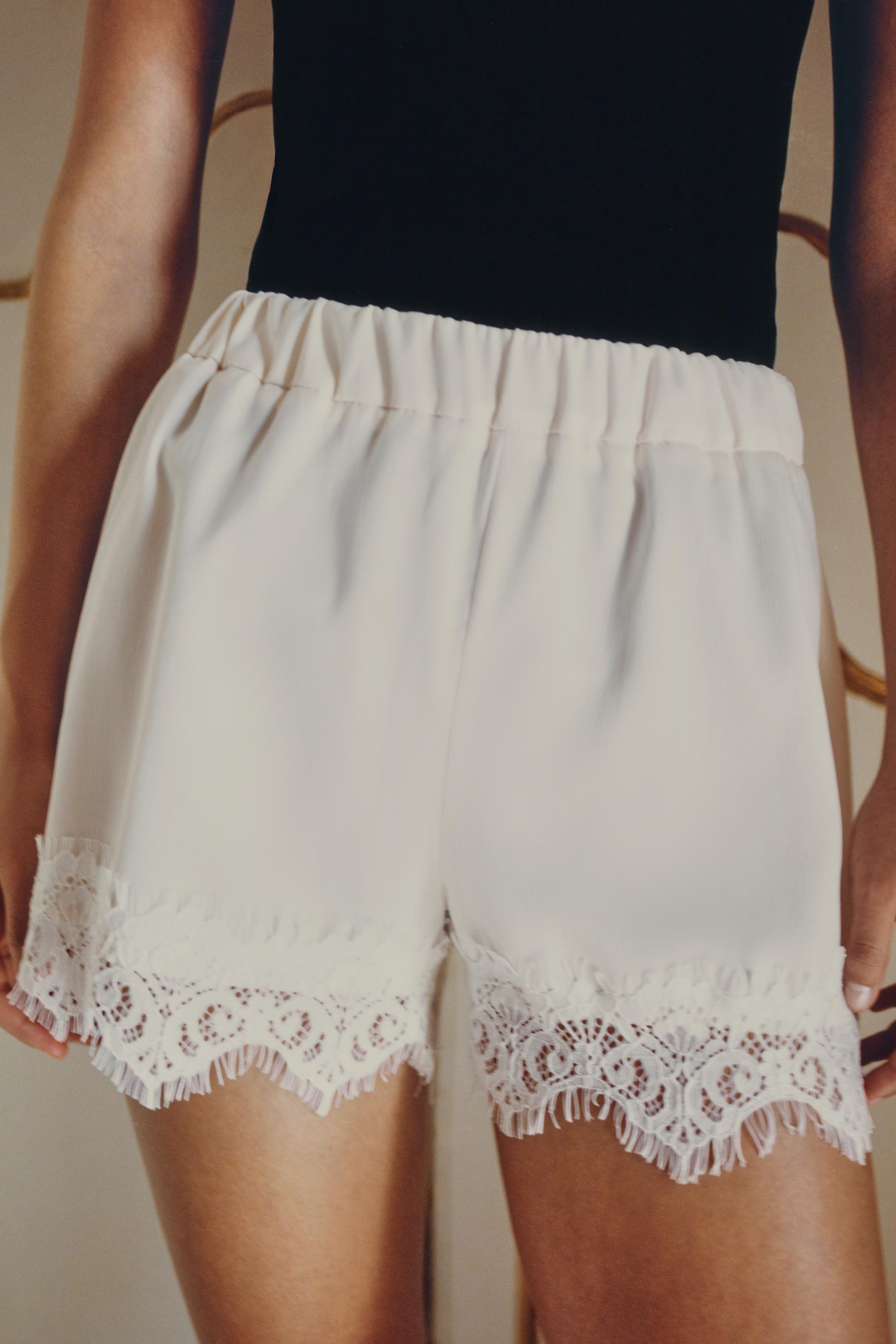 Model height: 181 cmLow-rise shorts with an elastic waistband and lace trim at the hem. | Zara UK